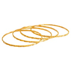 20 Karat Yellow Gold Set of Four Bangle Bracelets with Engraved Floral Pattern