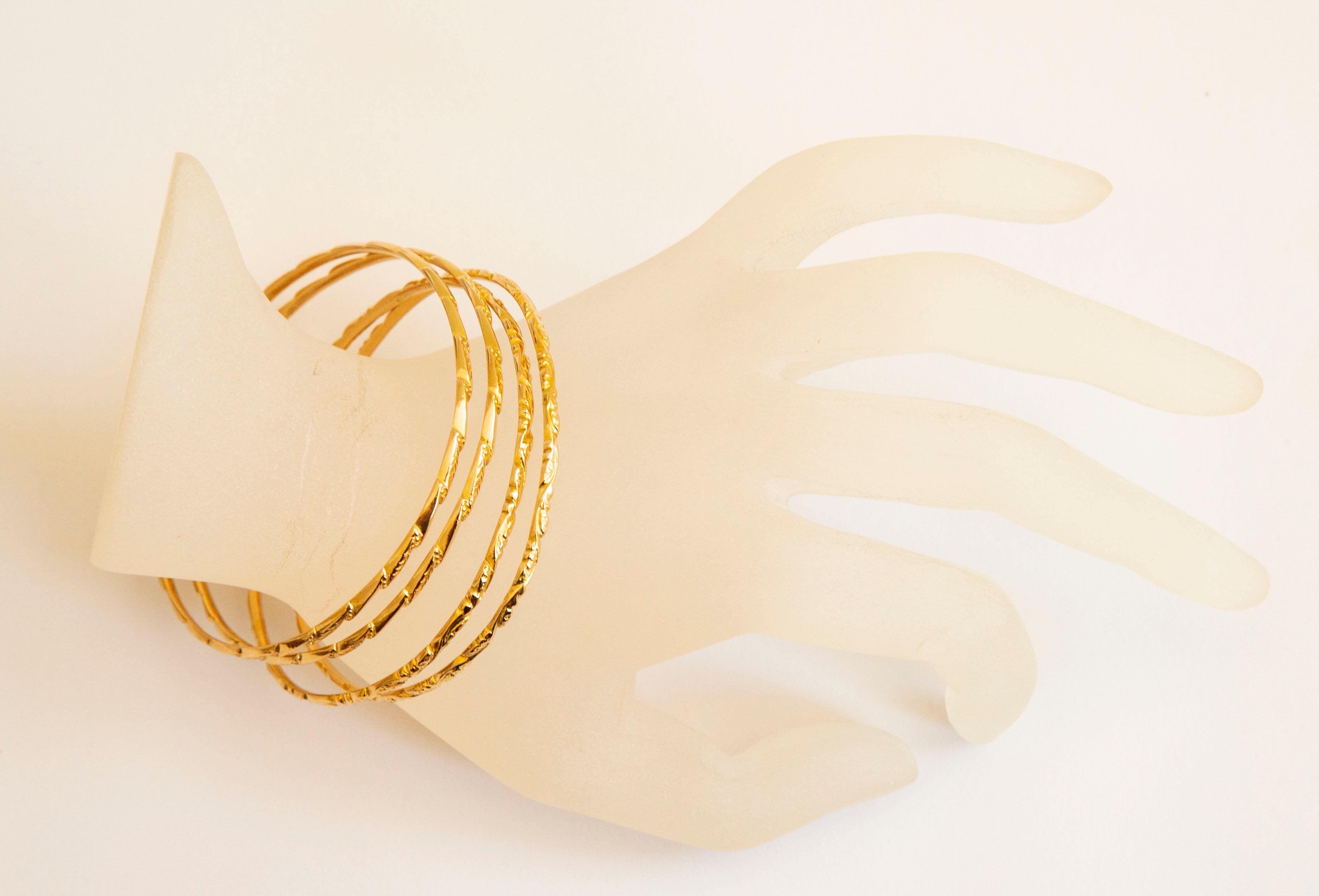 20 Karat Yellow Gold Set of Four Bangle Bracelets with Engraved Floral Pattern 5