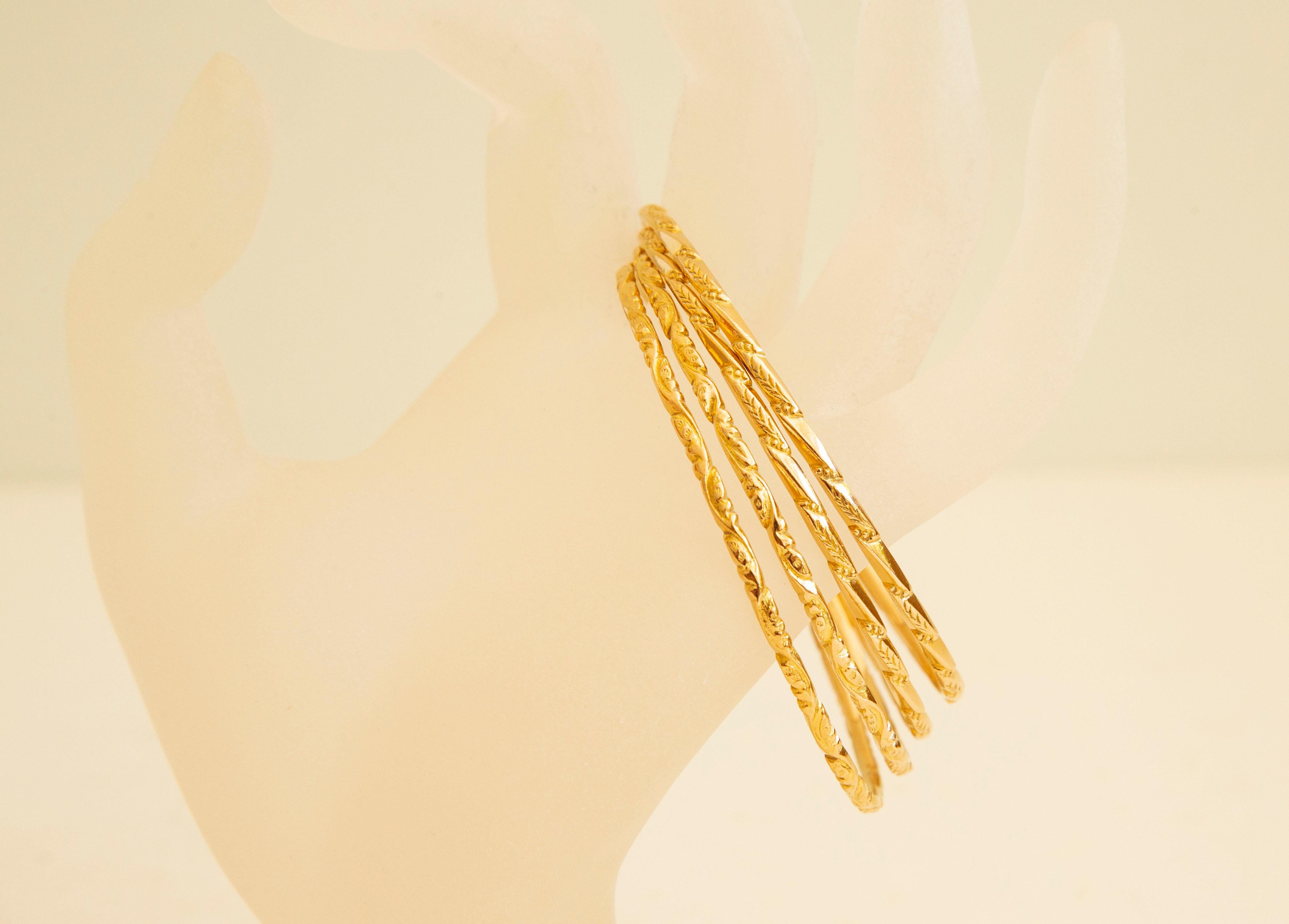 20 Karat Yellow Gold Set of Four Bangle Bracelets with Engraved Floral Pattern 2