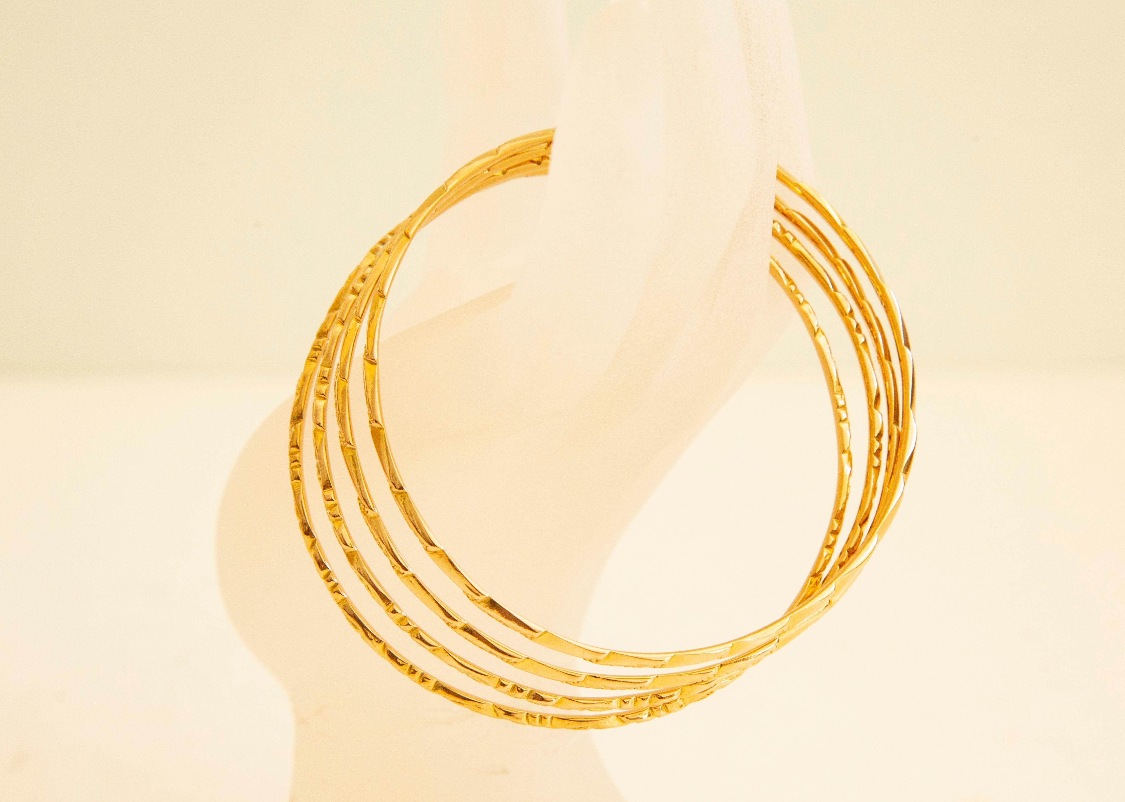 20 Karat Yellow Gold Set of Four Bangle Bracelets with Engraved Floral Pattern 3