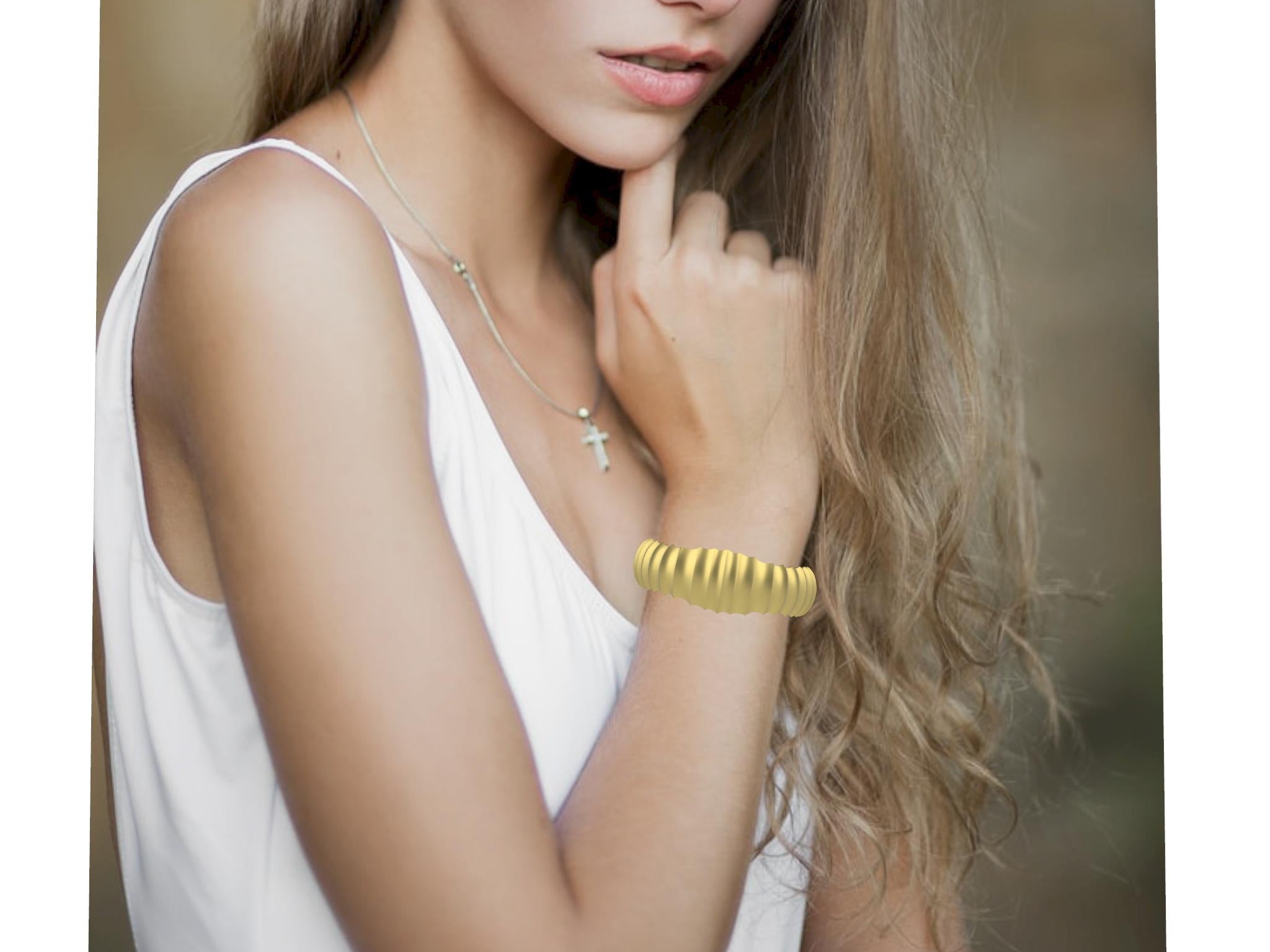 Bracelet manchette en or jaune 18 carats avec large vertèbre 1