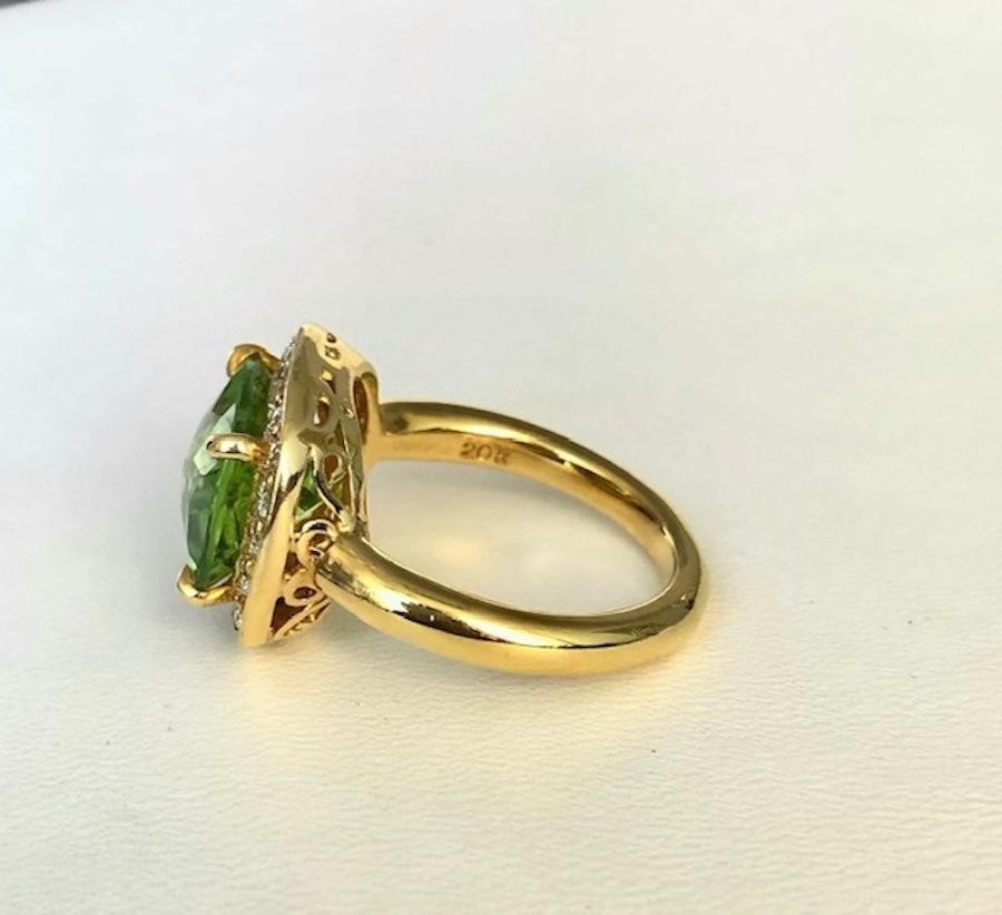Contemporary 18 Karat Yellow Gold Peridot and Diamond Ring For Sale