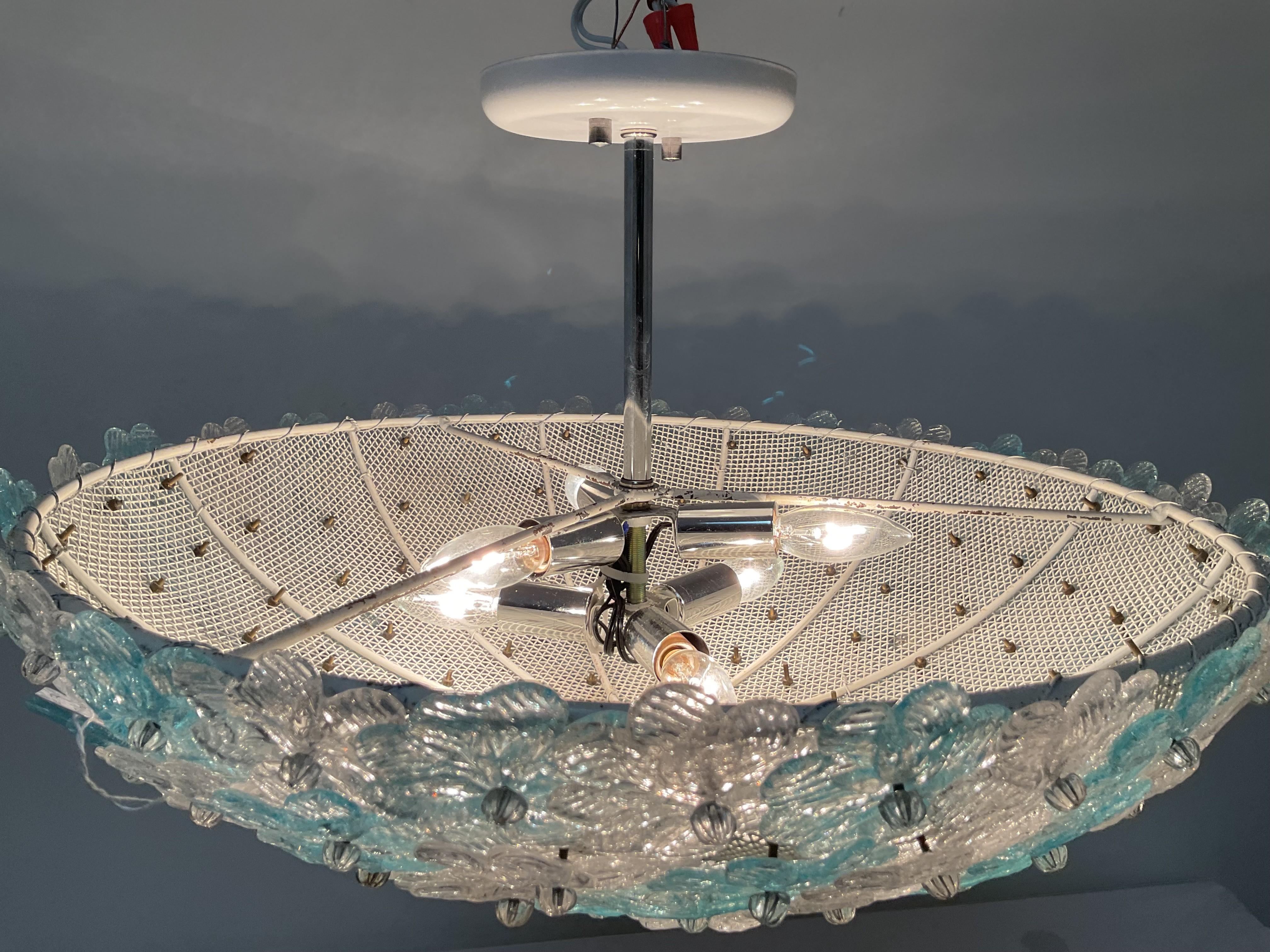 Splendidi fiori veneziani blu pallido e trasparenti realizzati a mano su una cornice di 20 pollici. Montaggio semi-incasso a 14