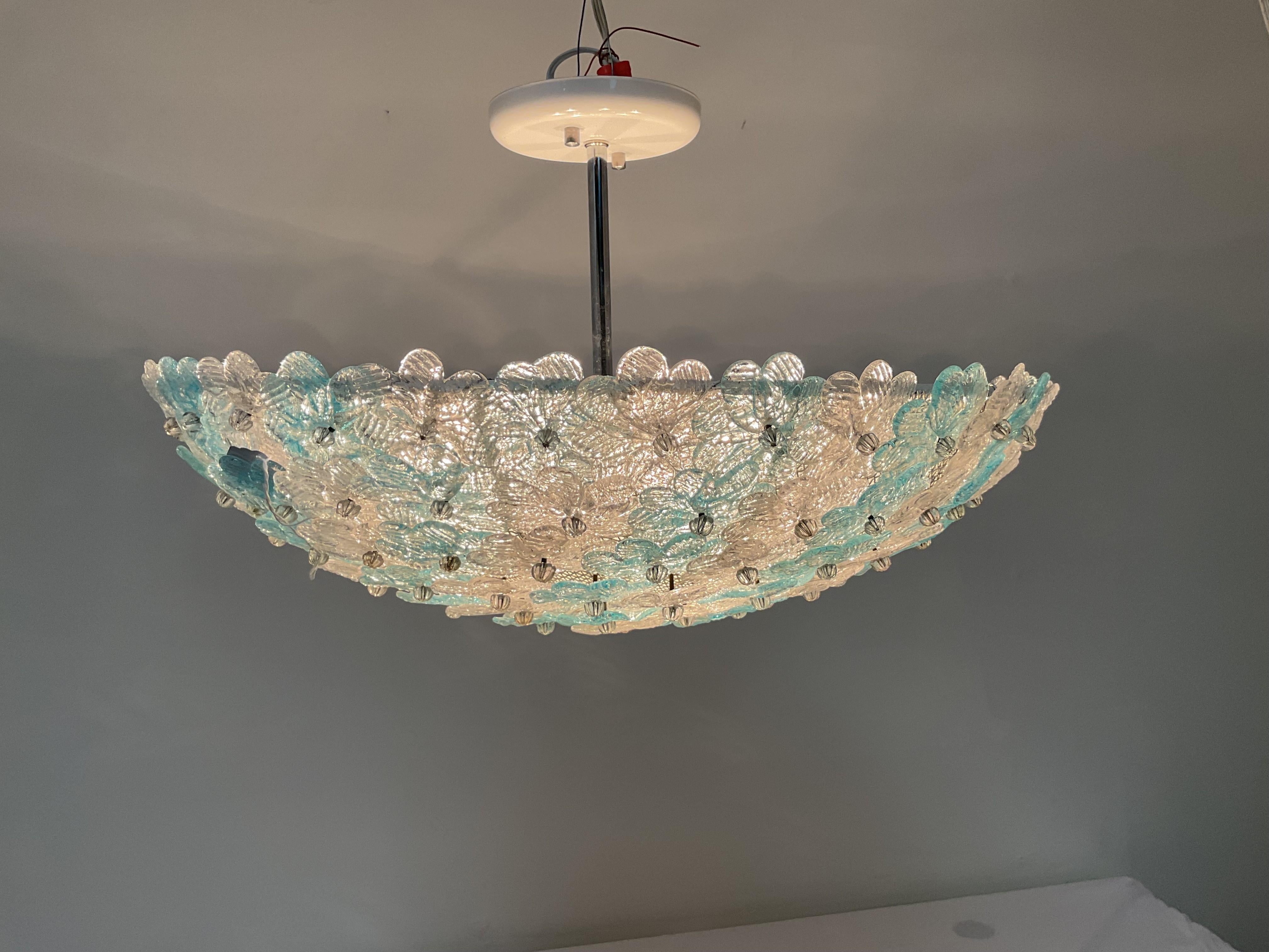 Country Apparecchio semi-flush floreale in vetro veneziano trasparente e blu pallido da 20 pollici in vendita