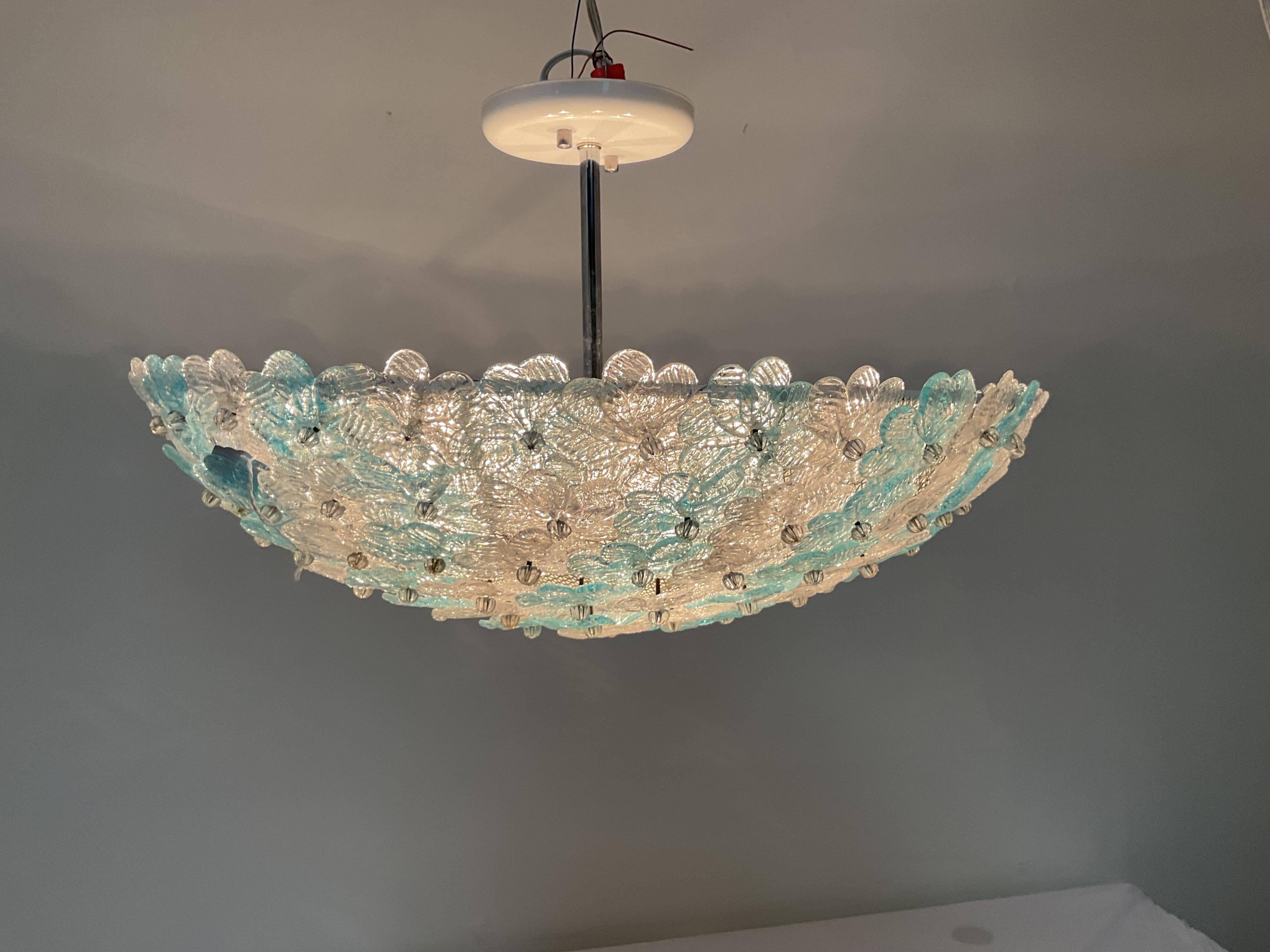 Italiano Apparecchio semi-flush floreale in vetro veneziano trasparente e blu pallido da 20 pollici in vendita