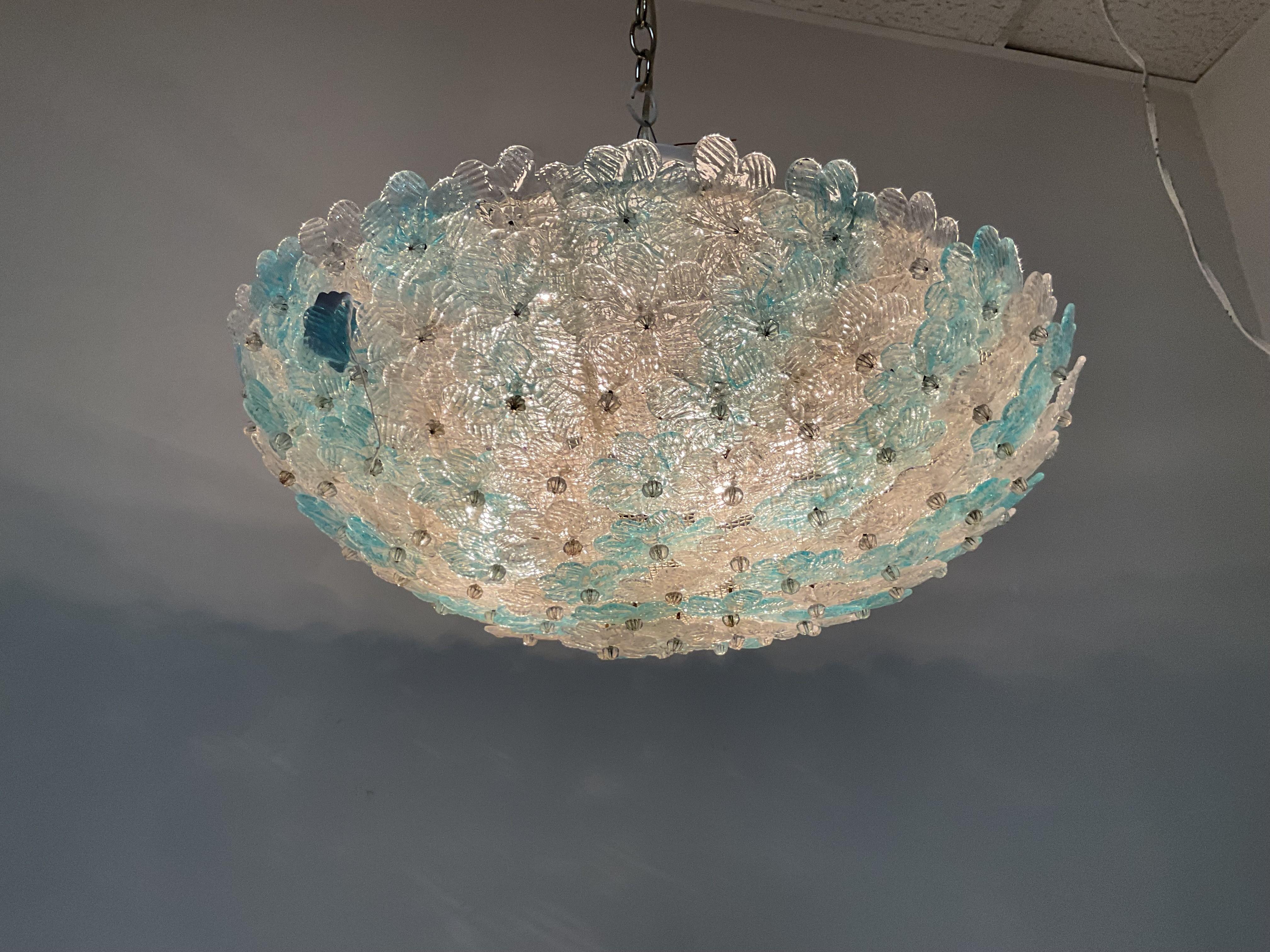 Apparecchio semi-flush floreale in vetro veneziano trasparente e blu pallido da 20 pollici In condizioni buone in vendita a West Palm Beach, FL