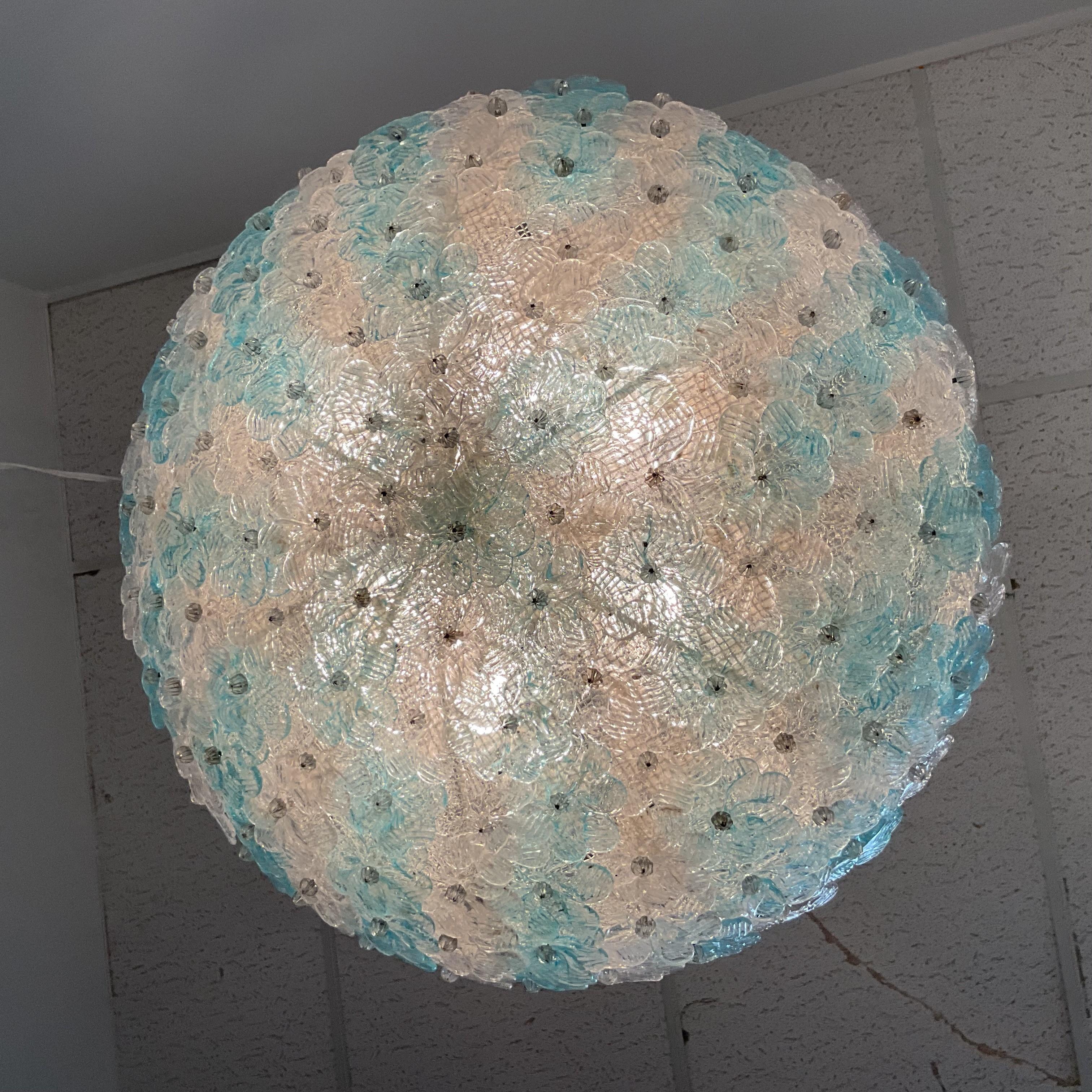 Metà XX secolo Apparecchio semi-flush floreale in vetro veneziano trasparente e blu pallido da 20 pollici in vendita