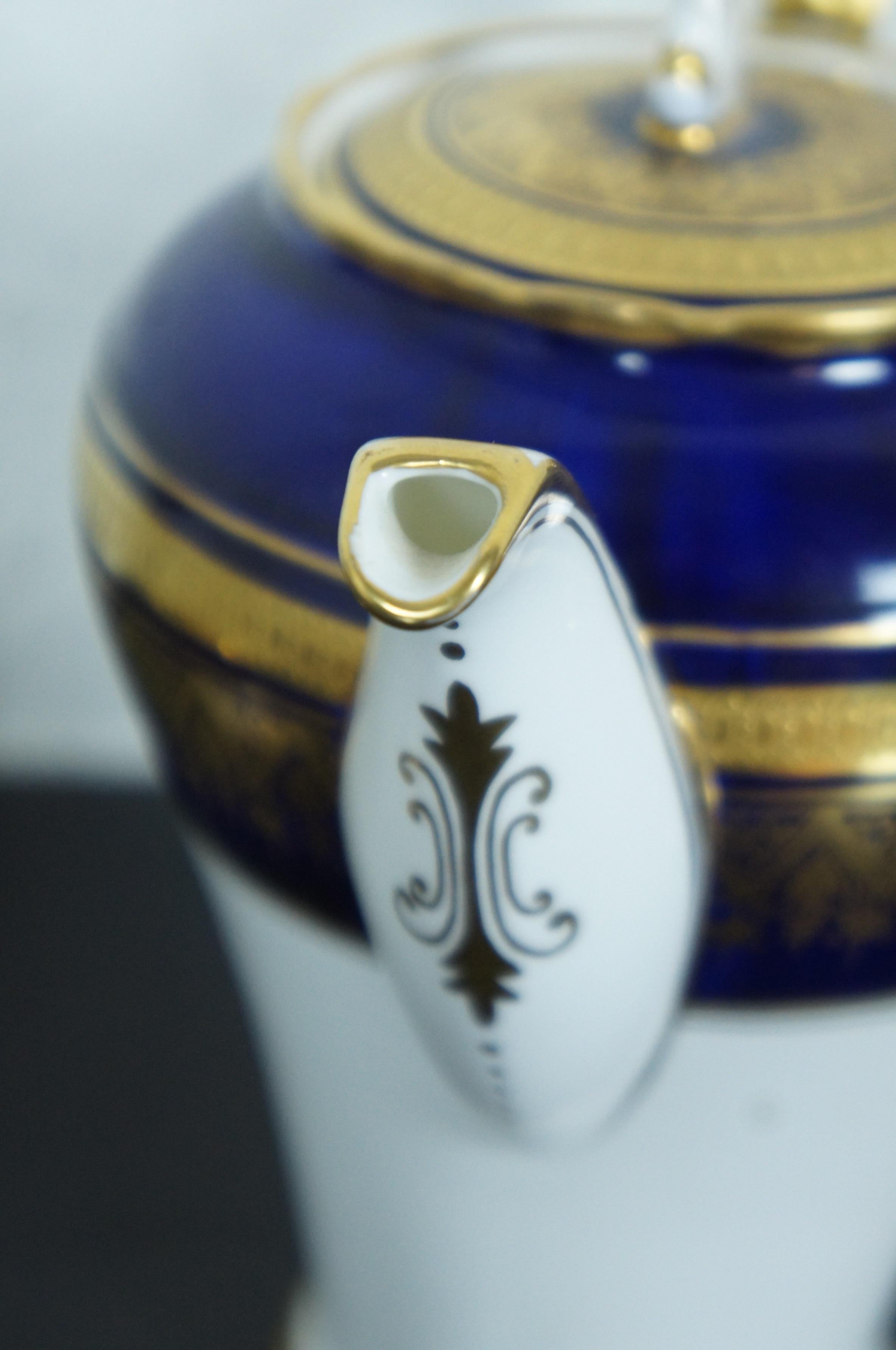 20ième siècle Service à thé 20 pièces en porcelaine Aynsley bleu cobalt et or avec motif os de Chine Simcoe, 8 pièces