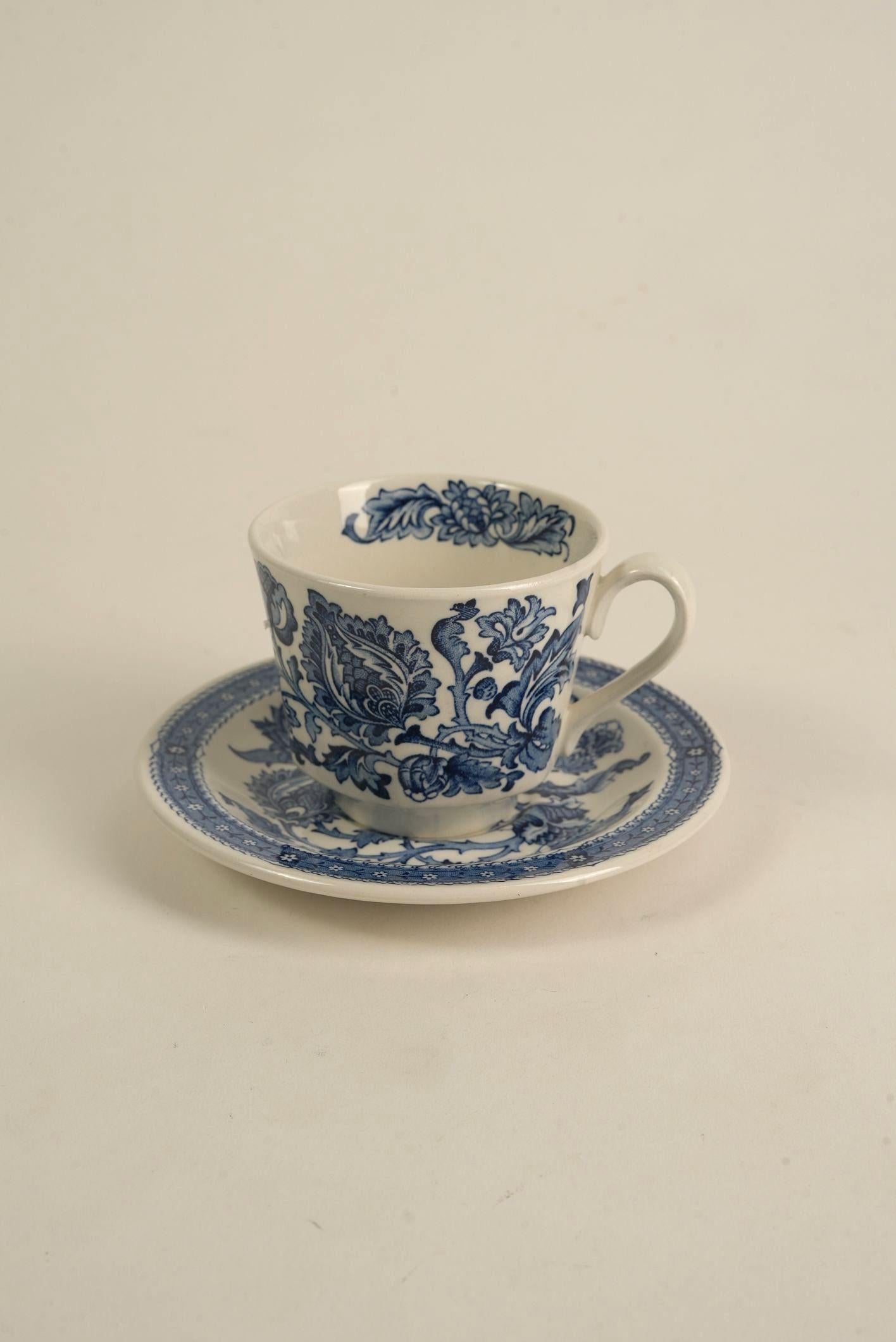 Dieses wunderschön erhaltene Vintage-Kaffeeservice von W.H. Grindley & Co. zeichnet sich durch sein charmantes Landhausmotiv, die sorgfältigen Details der Transferware und das vollständige, aufeinander abgestimmte Set aus - eine Seltenheit, die