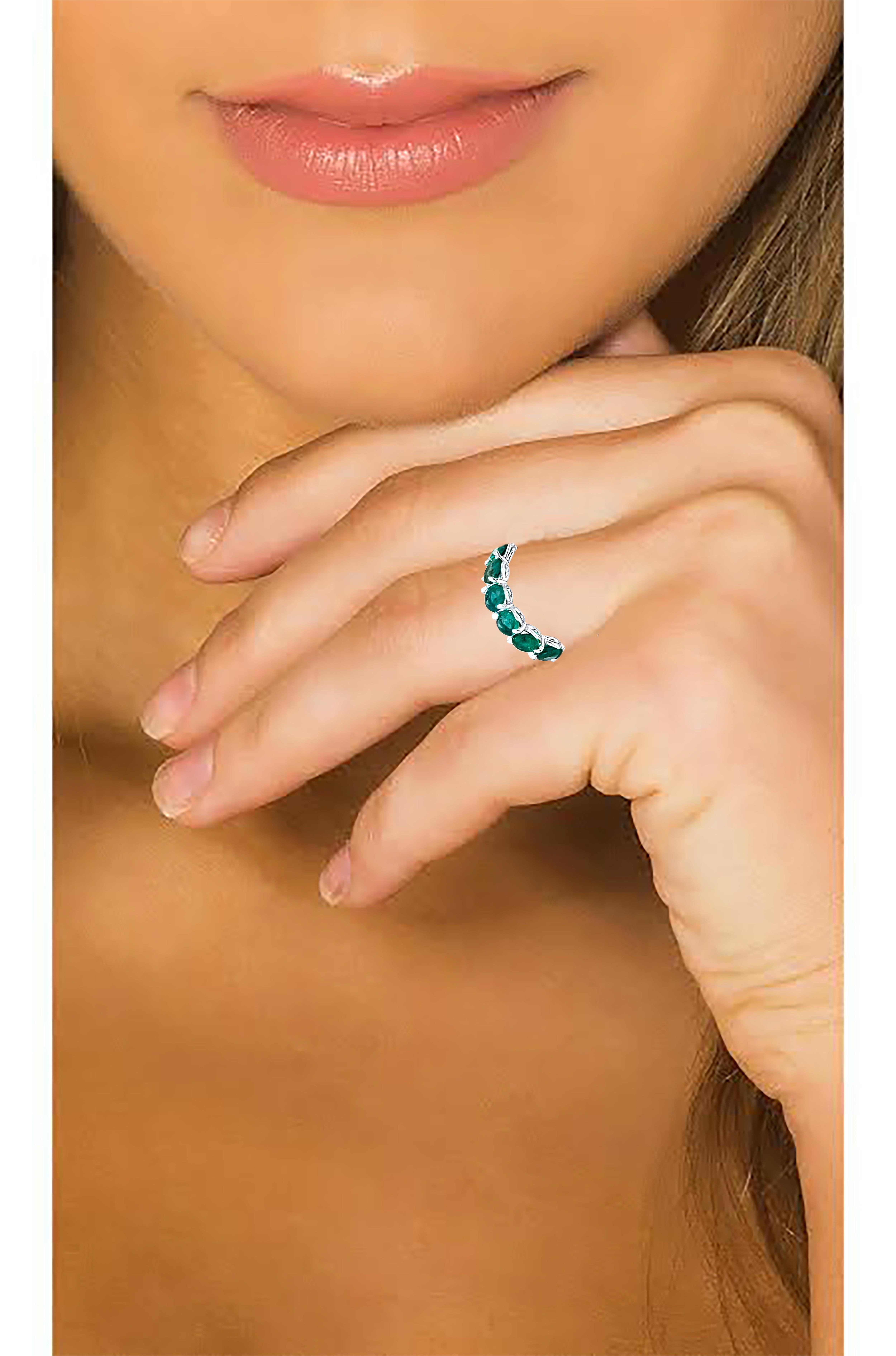 
20 Puntatore Ogni circa  Anello di eternità per anniversario con smeraldo da 4 carati in platino
Smeraldo incastonato  Anello dell'eternità incastonato tutto intorno con smeraldi naturali al 100%.  in Hand Made
Platino
4.6 mm Banda larga 
Questa
