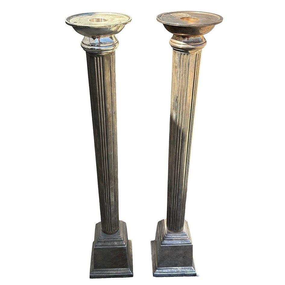 Coppia di portacandele a colonna romani di metà secolo, un set straordinario che emana un'eleganza classica e una raffinata maestria. Realizzato con una meticolosa attenzione ai dettagli, questo portacandele presenta l'iconico design della colonna