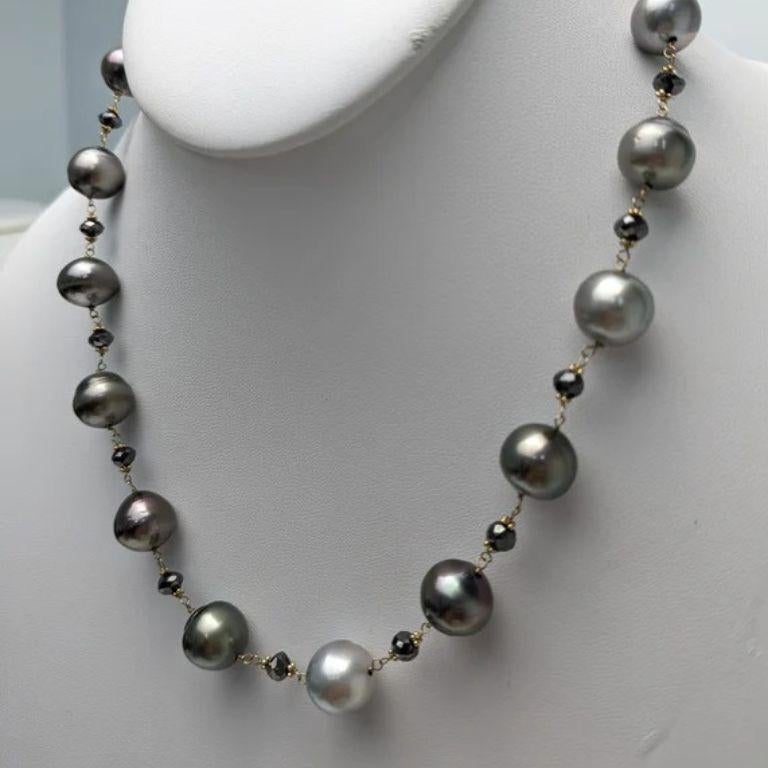 Des perles de Tahiti authentiques et lustrées rencontrent des perles facettées en diamant noir naturel étincelant, créant un look à la fois intemporel et audacieux. Chaque perle et chaque diamant sont parfaitement placés dans des maillons en fil
