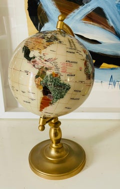 Globus aus dem 20. Jahrhundert mit Abalone-Muschel auf einem Stand aus Messing