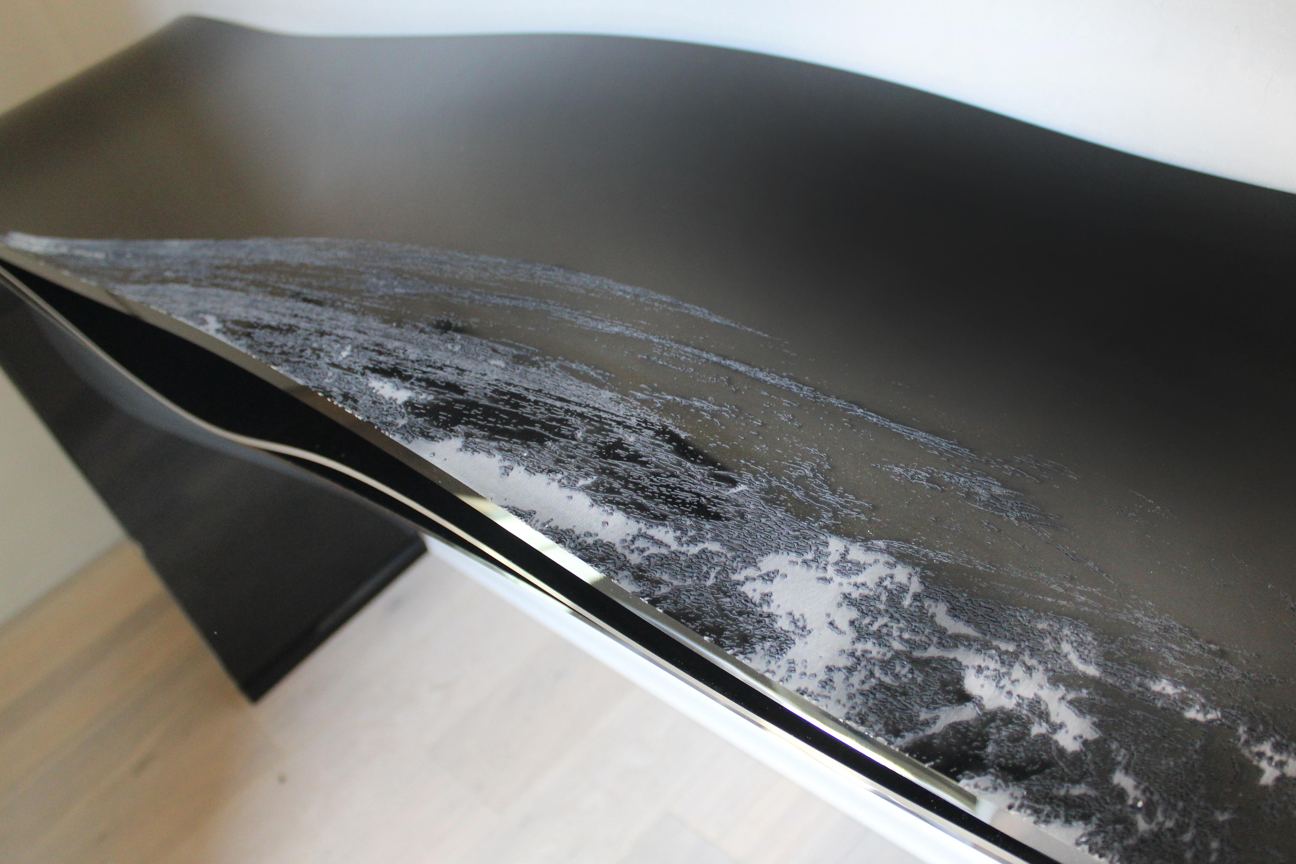 The console, Wave, created by the designer artist Raoul Gilioli, is part of a project inspired by the sea at night.
Wave has been produced by excellent Italian artisans with high quality materials. On the surface of the console, the artist has