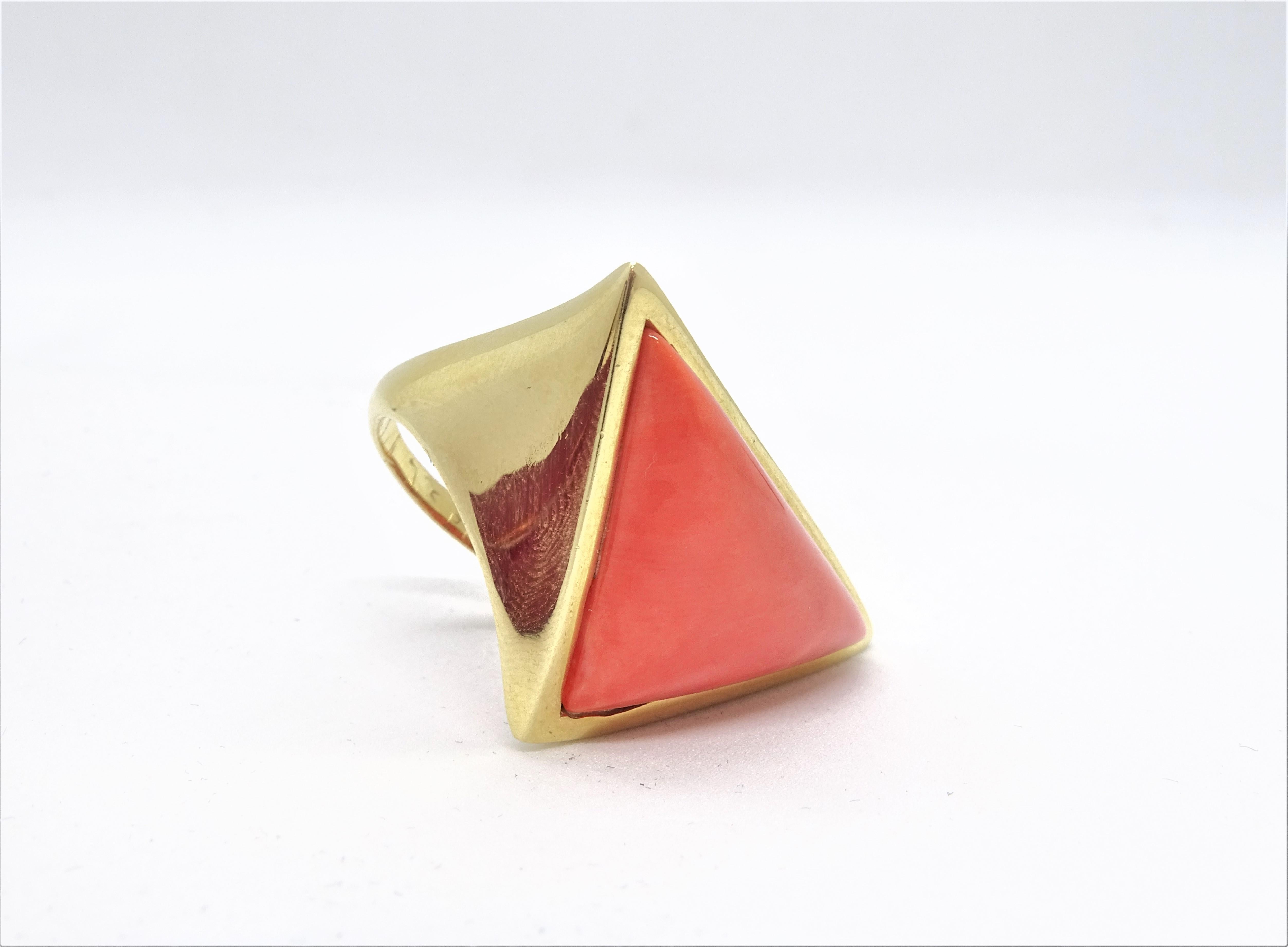 20 th century Coral and 18Kt yellow gold ring , Italian  7