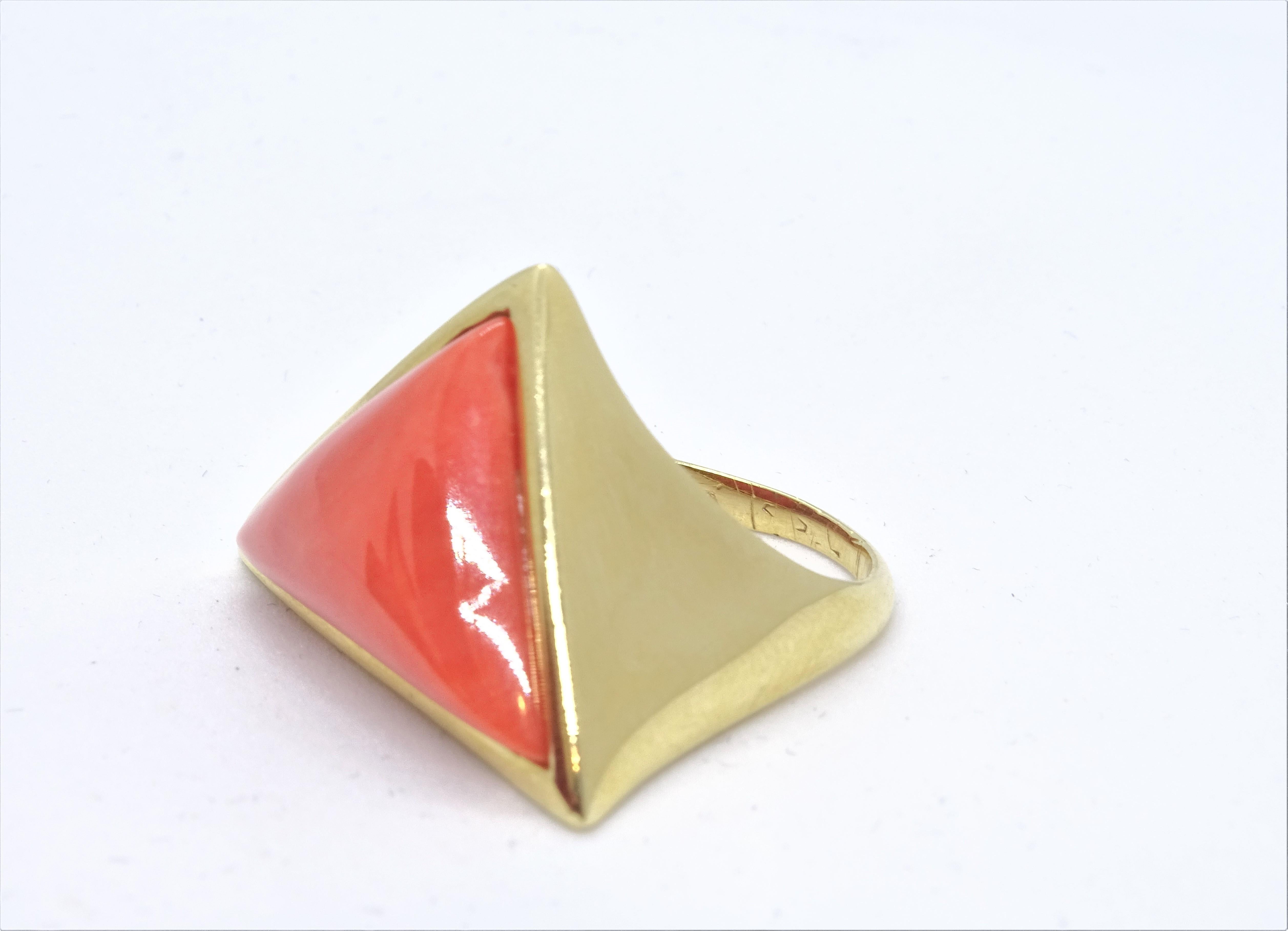 20 th century Coral and 18Kt yellow gold ring , Italian  9