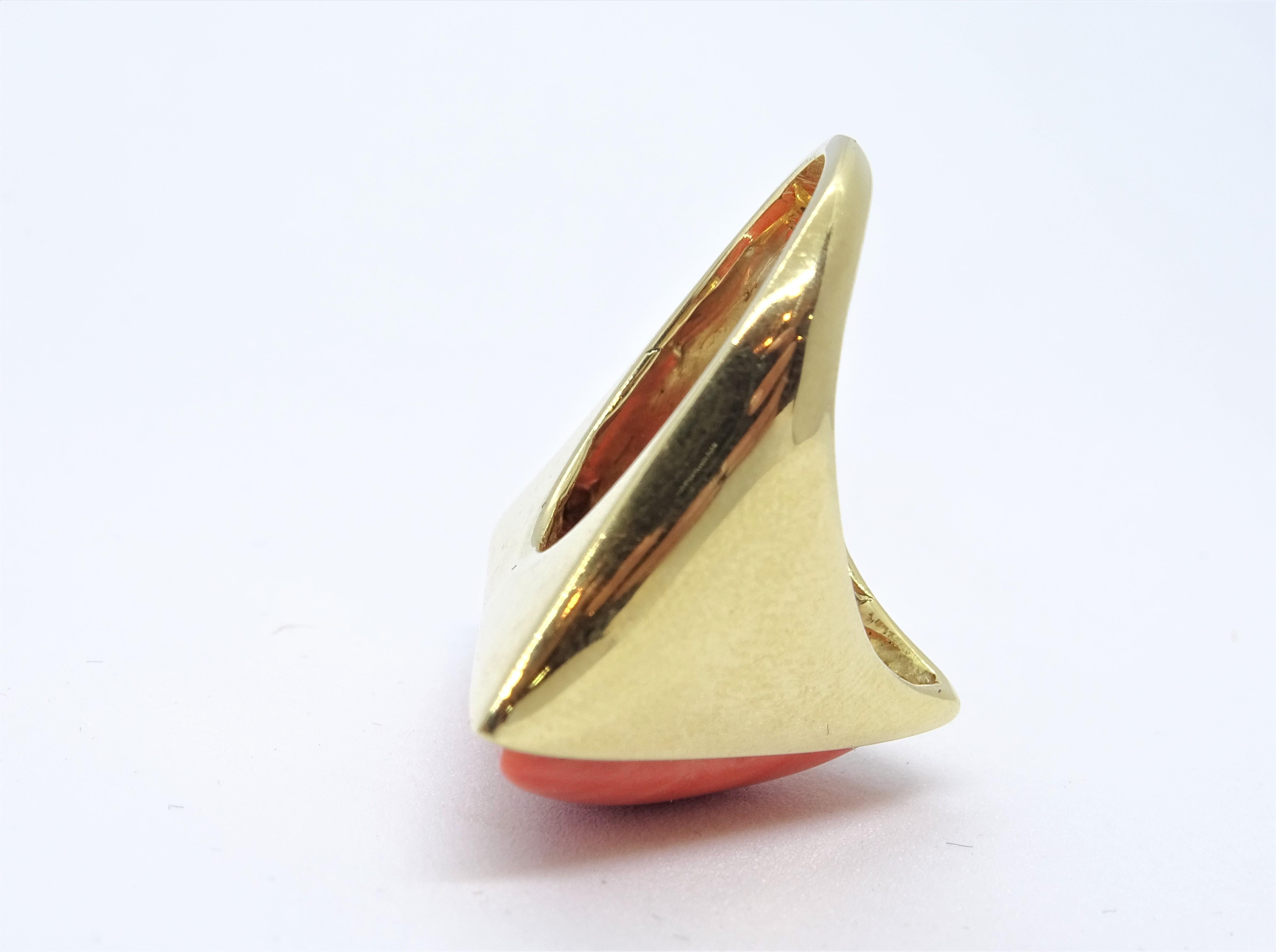 20 th century Coral and 18Kt yellow gold ring , Italian  13