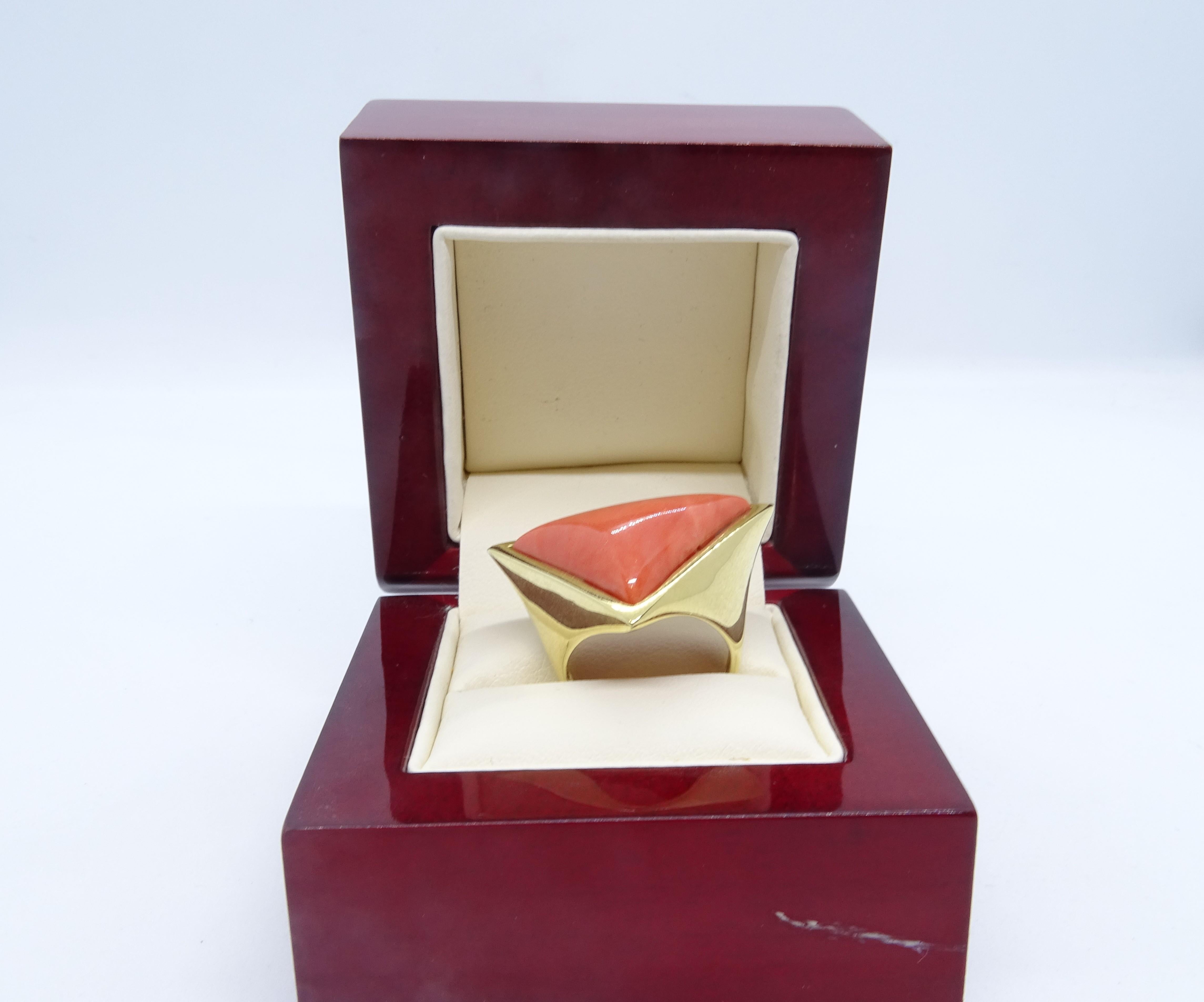 Art Deco 20 th century Coral and 18Kt yellow gold ring , Italian 