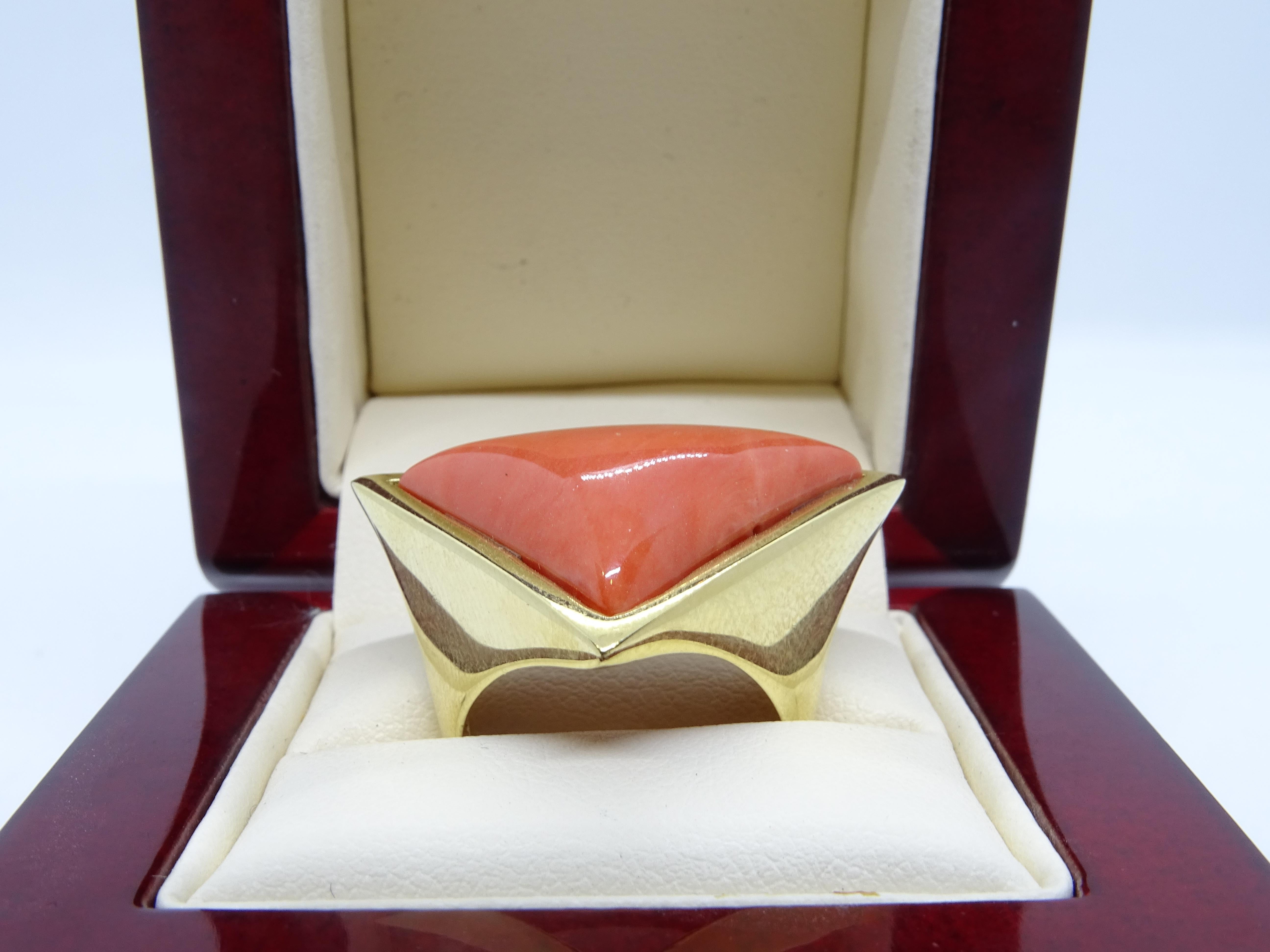 20 th century Coral and 18Kt yellow gold ring , Italian  In Good Condition In VALLADOLID, ES