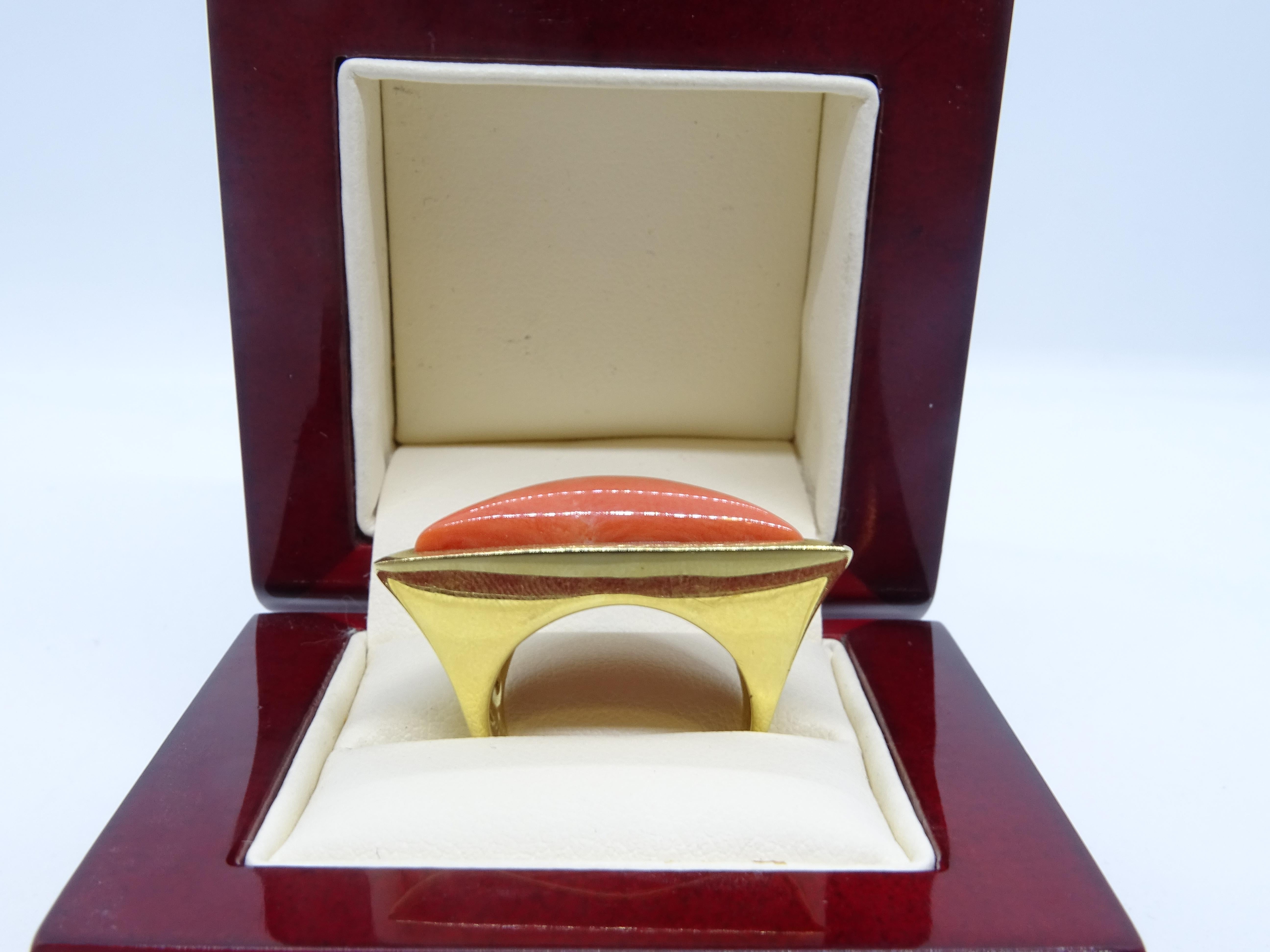 Women's or Men's 20 th century Coral and 18Kt yellow gold ring , Italian 