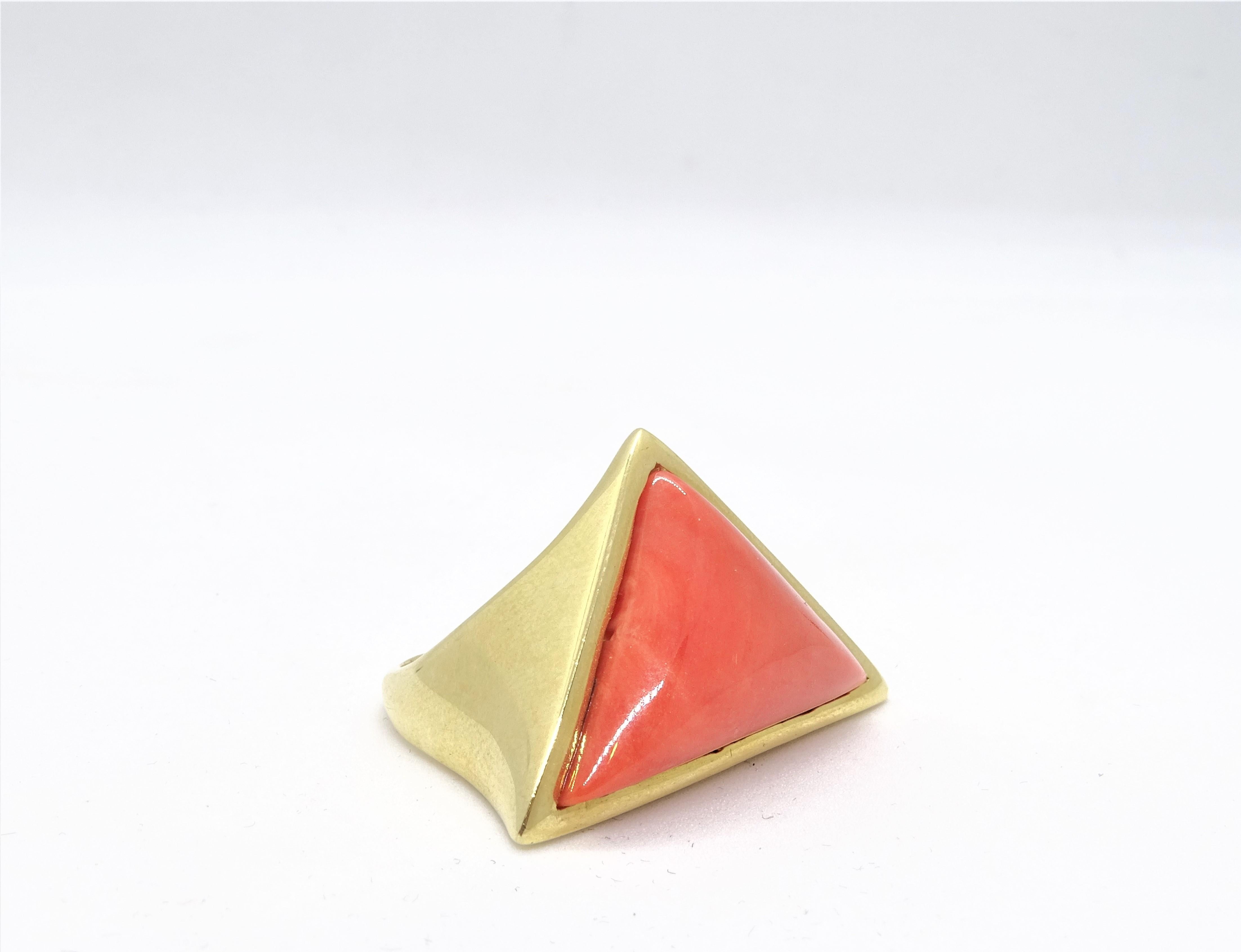 20 th century Coral and 18Kt yellow gold ring , Italian  1