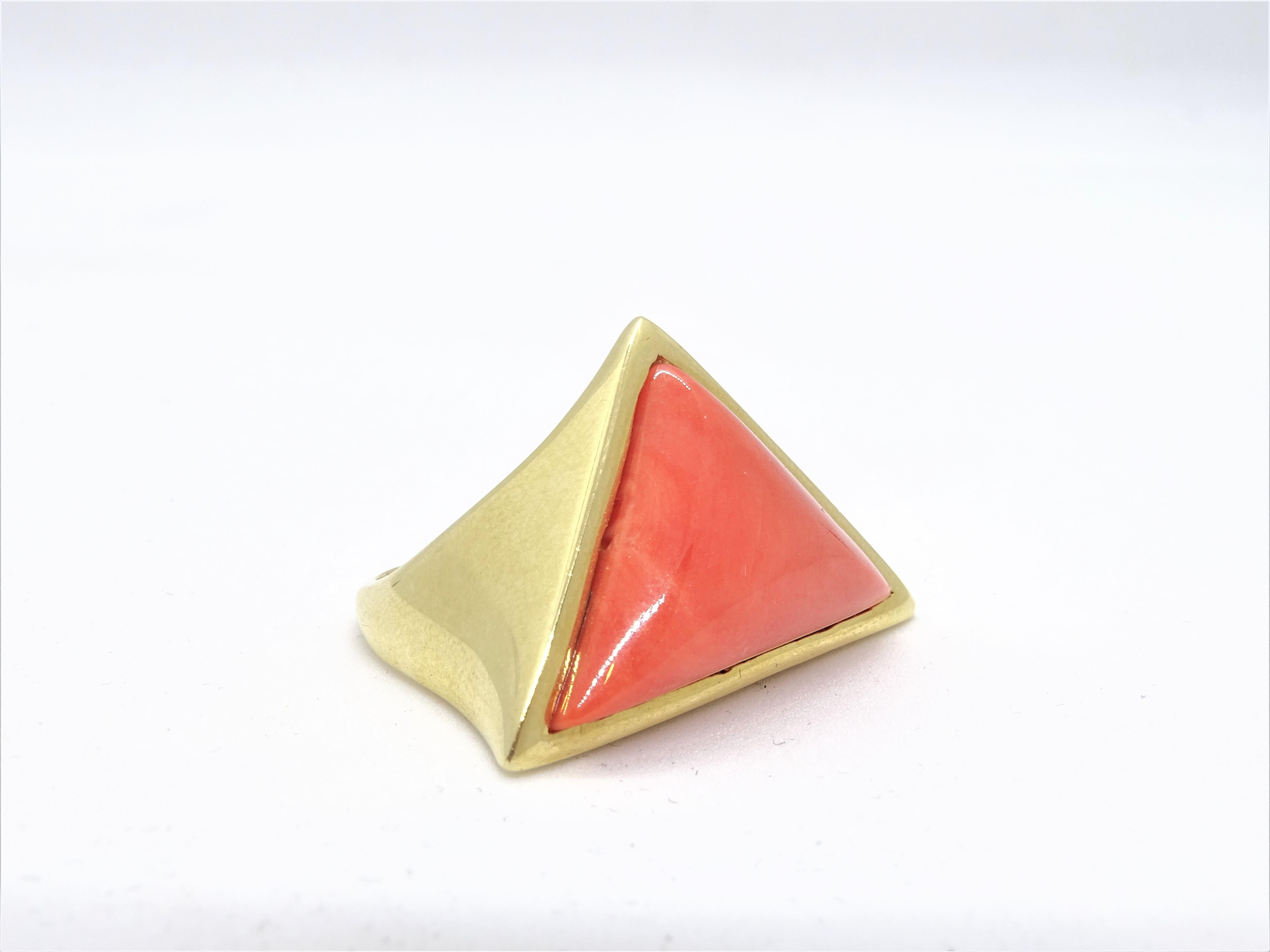 20 th century Coral and 18Kt yellow gold ring , Italian  2