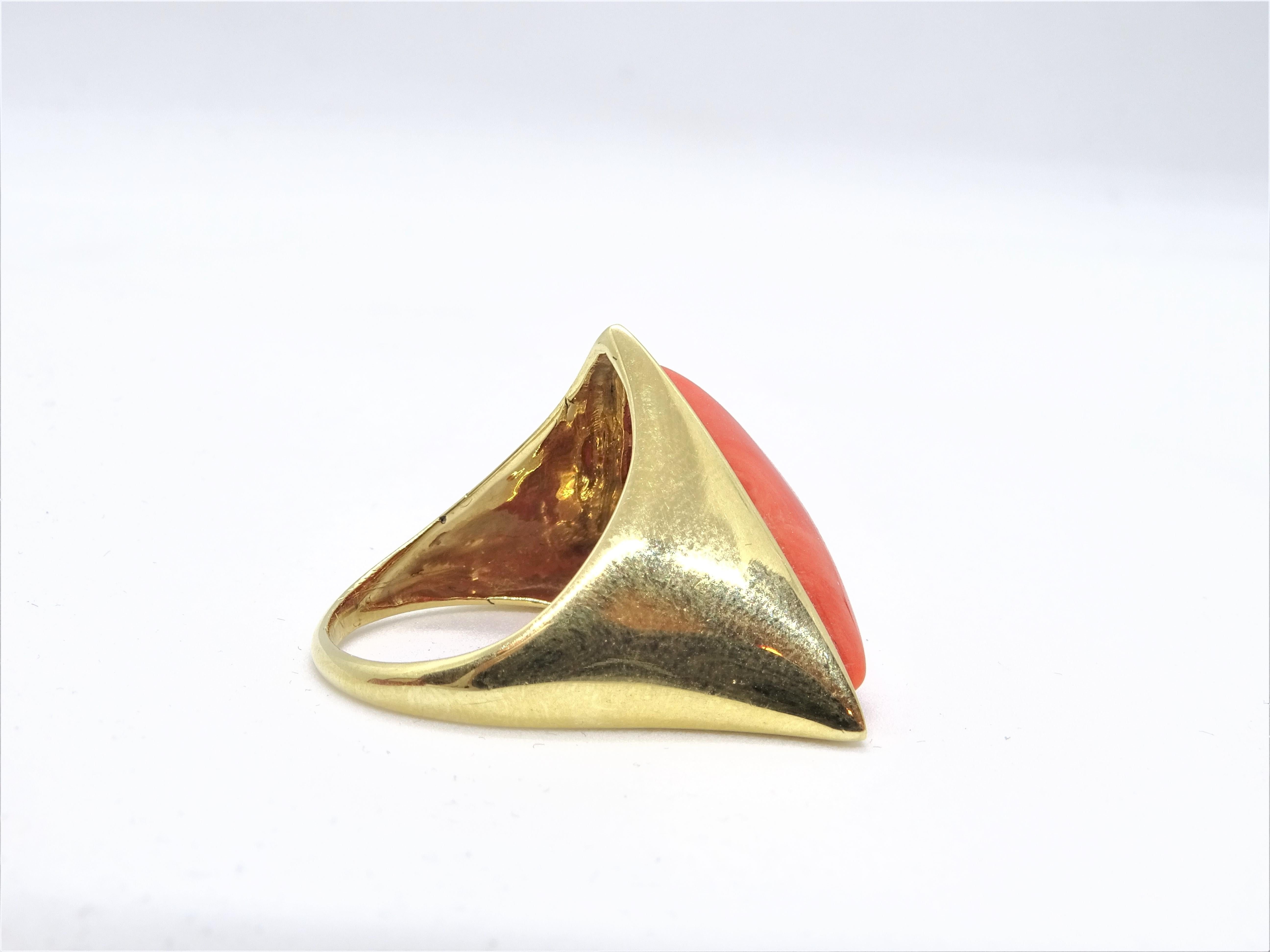 20 th century Coral and 18Kt yellow gold ring , Italian  3