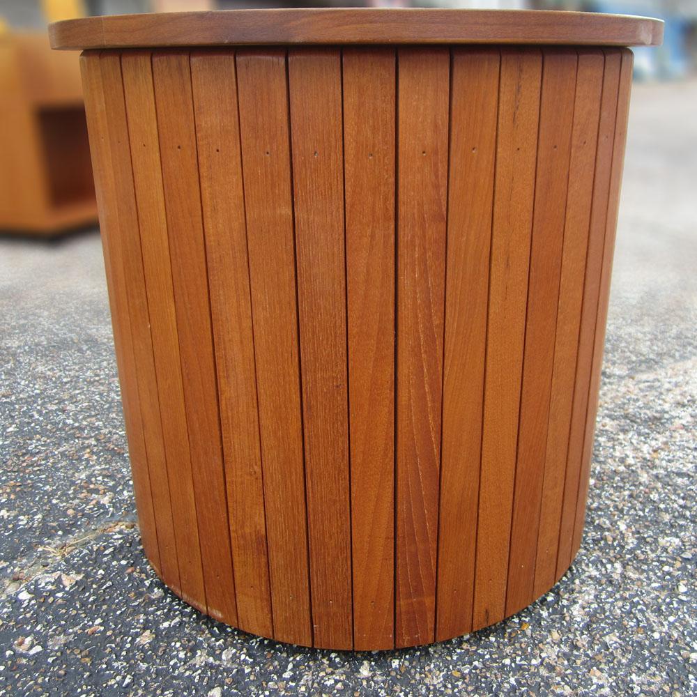 This is a vintage wooden drum side table, finished in teak with a removable top. This drum is great for display or as a small side table. This would look great in any modern home or office for storage and decorative purposes.

Measures: Width 20