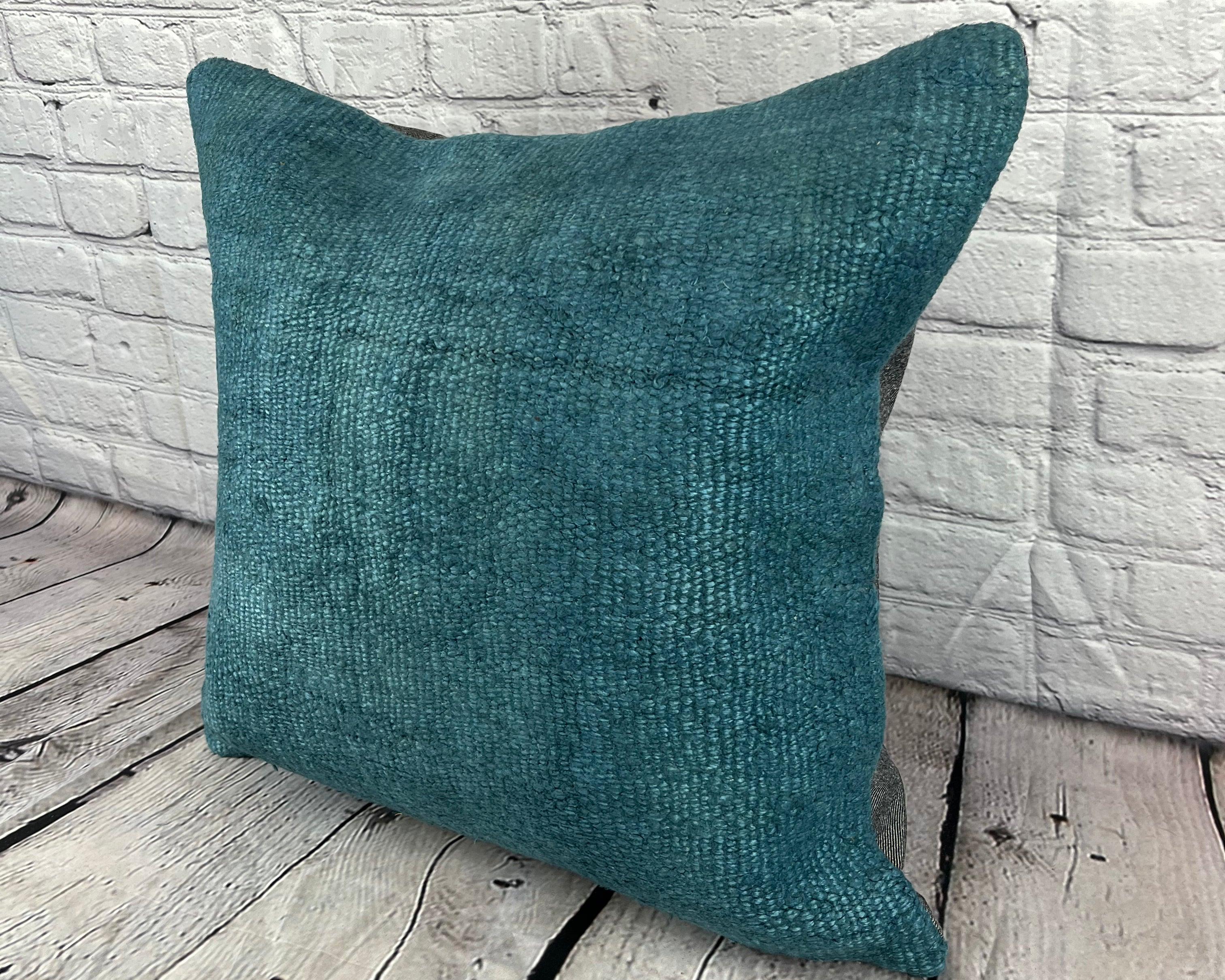 20 x 20 Hanf-Kissen Türkisches Kissen Natürliches blaues Kissen Kissenbezug #6418 Erhöhen Sie Ihr Heimdekor mit unserem Hanf-Kissen Türkisches Kissen. Dieser exquisite, sorgfältig handgewebte Kissenbezug verleiht jedem Raum einen Hauch von Eleganz