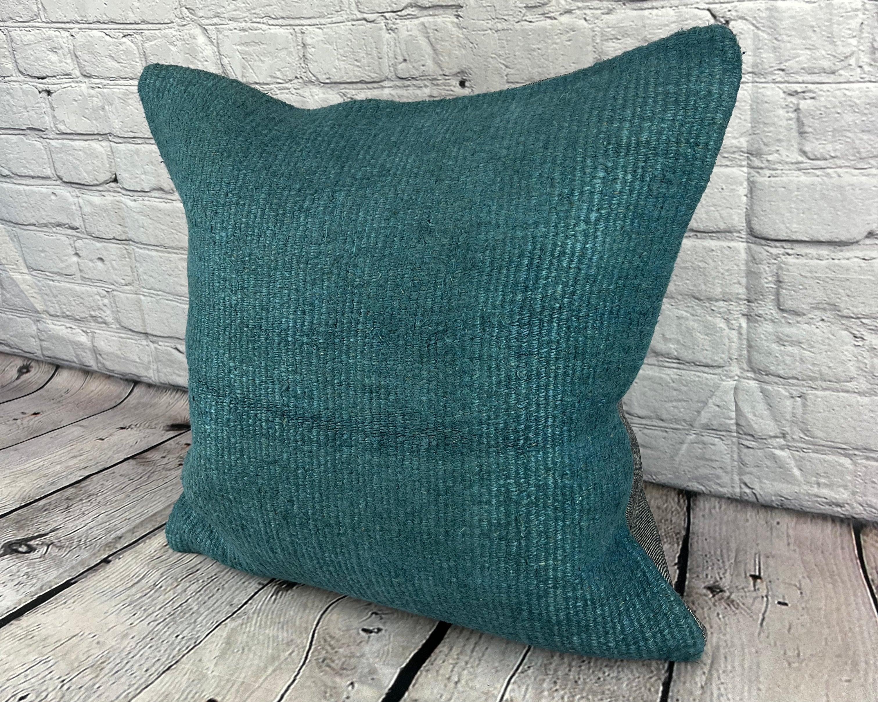 20 x 20 Hanfkissen Türkisches Kissen Natürliches blaues Kissen Kissenbezug #6420 Erhöhen Sie Ihre Wohnkultur mit unserem Hanfkissen Türkisches Kissen. Dieser exquisite, sorgfältig handgewebte Kissenbezug verleiht jedem Raum einen Hauch von Eleganz