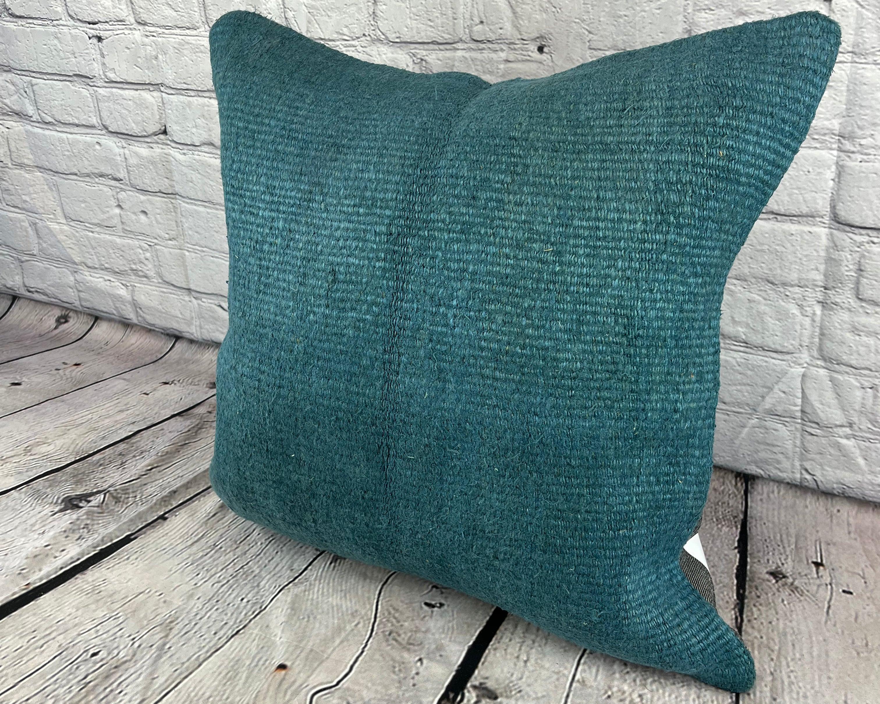 20 x 20 Hempe Pillow Turkish Cushion Natural Blue Pillow Cushion Cover #6425 Élevez votre décoration intérieure avec notre Hemp Pillow Turkish Cushion. Cette exquise housse de coussin, méticuleusement tissée à la main, ajoute une touche d'élégance