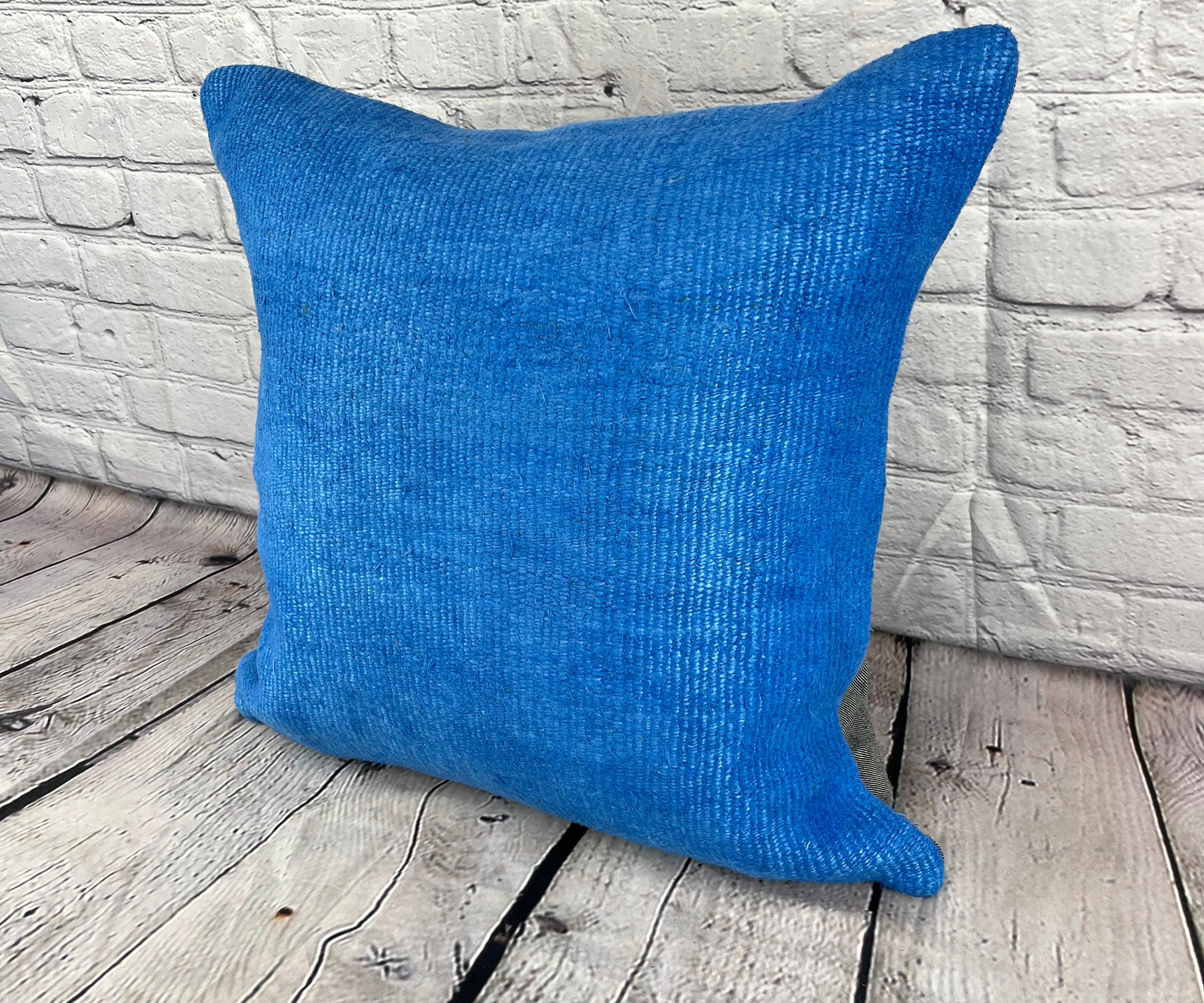 20 x 20 Hanf-Kissen Türkisches Kissen Natürliches blaues Kissen Kissenbezug #6450 Erhöhen Sie Ihr Heimdekor mit unserem Hanf-Kissen Türkisches Kissen. Dieser exquisite, sorgfältig handgewebte Kissenbezug verleiht jedem Raum einen Hauch von Eleganz
