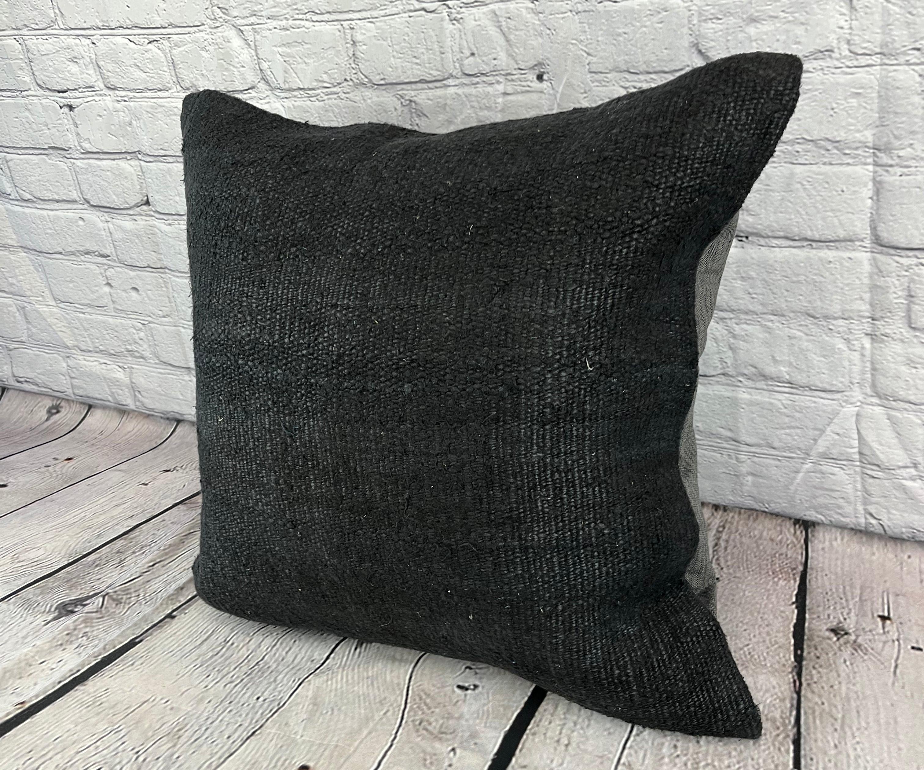20 x 20 Hemp Pillow Turkish Cushion Natural Grayish Black Pillow Cushion Cover #6326 Élevez votre décoration intérieure avec notre Hemp Pillow Turkish Cushion. Cette exquise housse de coussin, méticuleusement tissée à la main, ajoute une touche