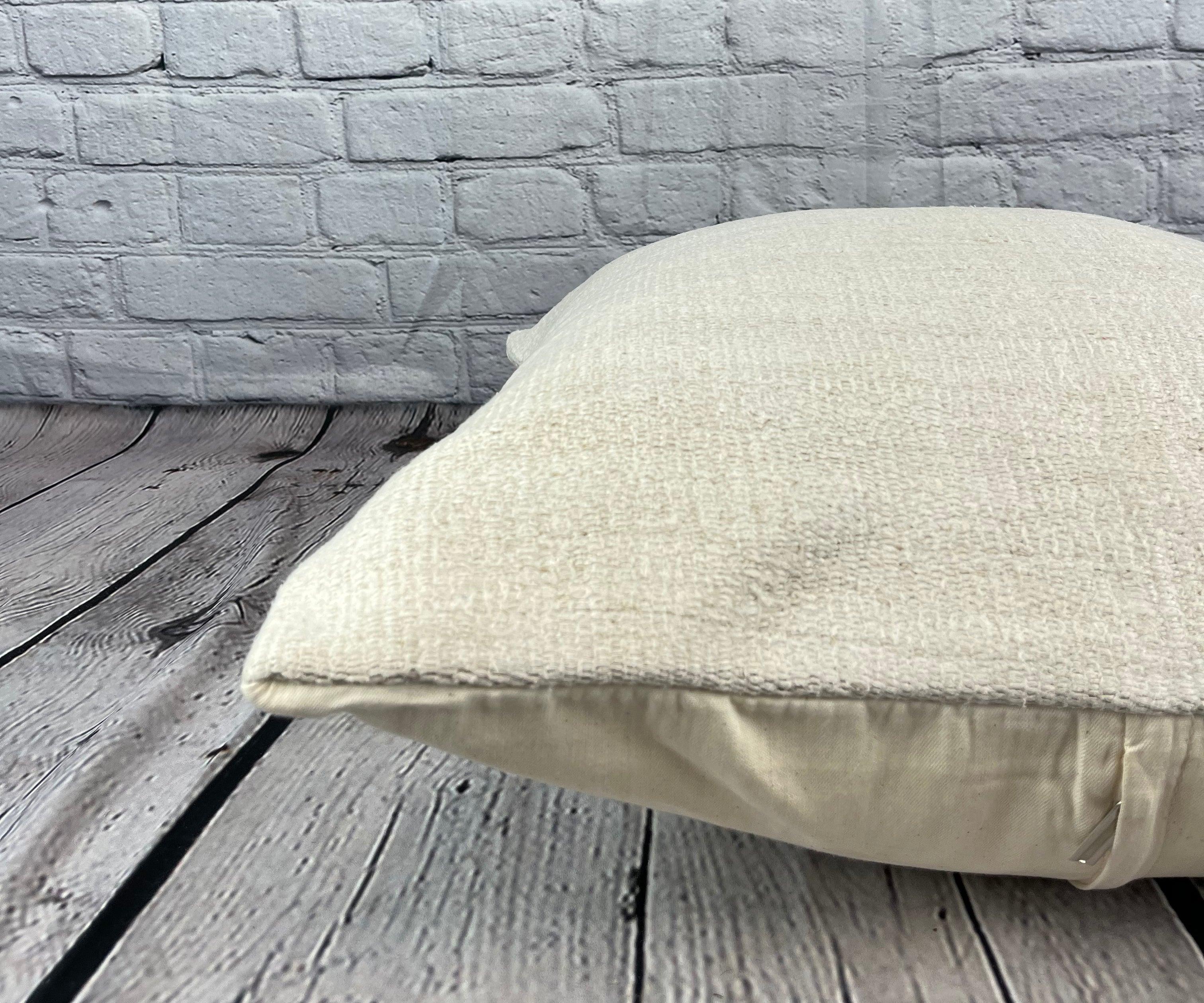 20 x 20 Zoll Türkisches Kissen mit natürlichem grauweißem Kissen-Kissenbezug mit Saum #6481 im Zustand „Neu“ im Angebot in Houston, TX