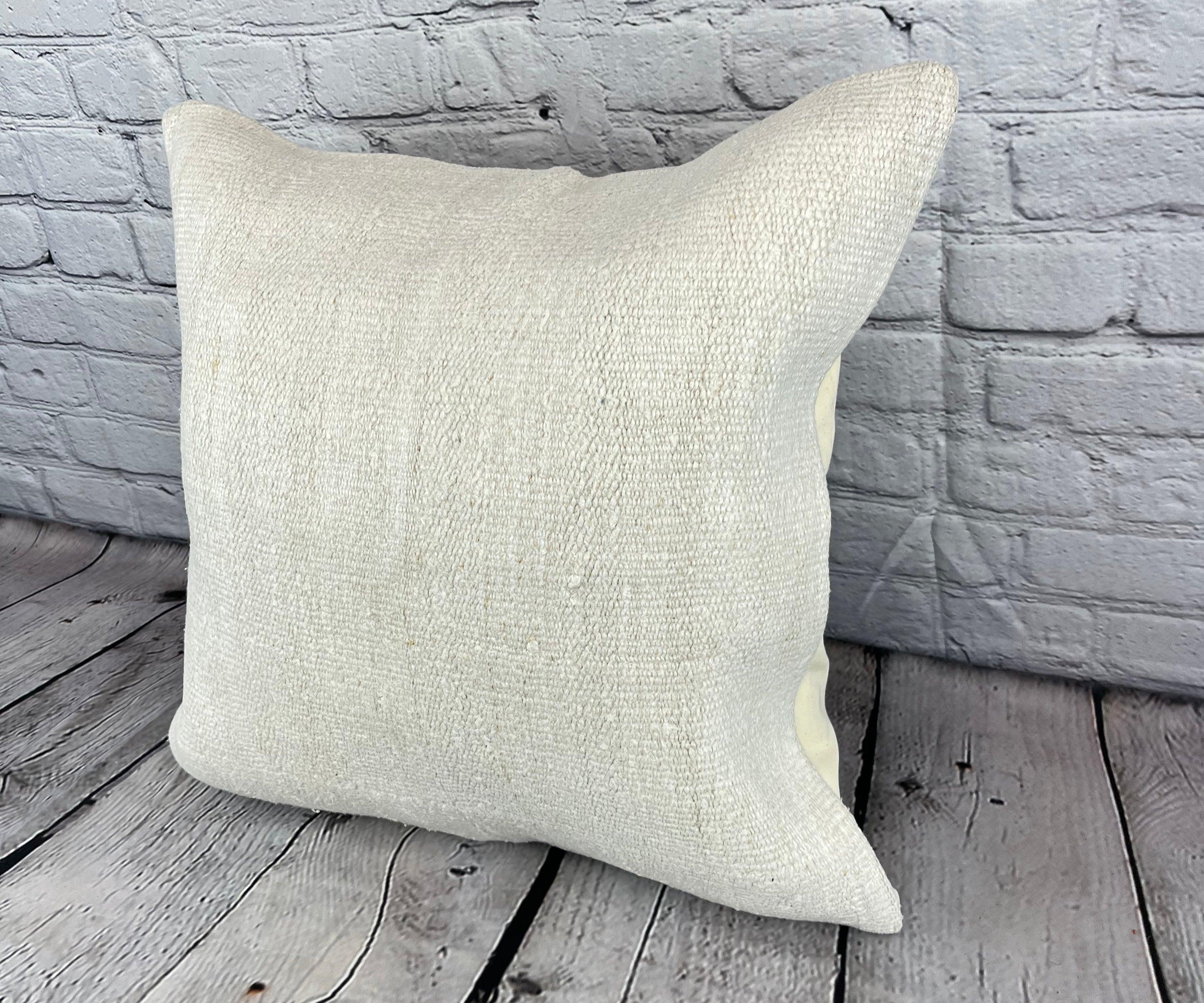 20 x 20 Hemp Pillow Turkish Cushion Natural Grayish White Pillow Cushion Cover #6497 Élevez votre décoration intérieure avec notre Hemp Pillow Turkish Cushion. Cette exquise housse de coussin, méticuleusement tissée à la main, ajoute une touche