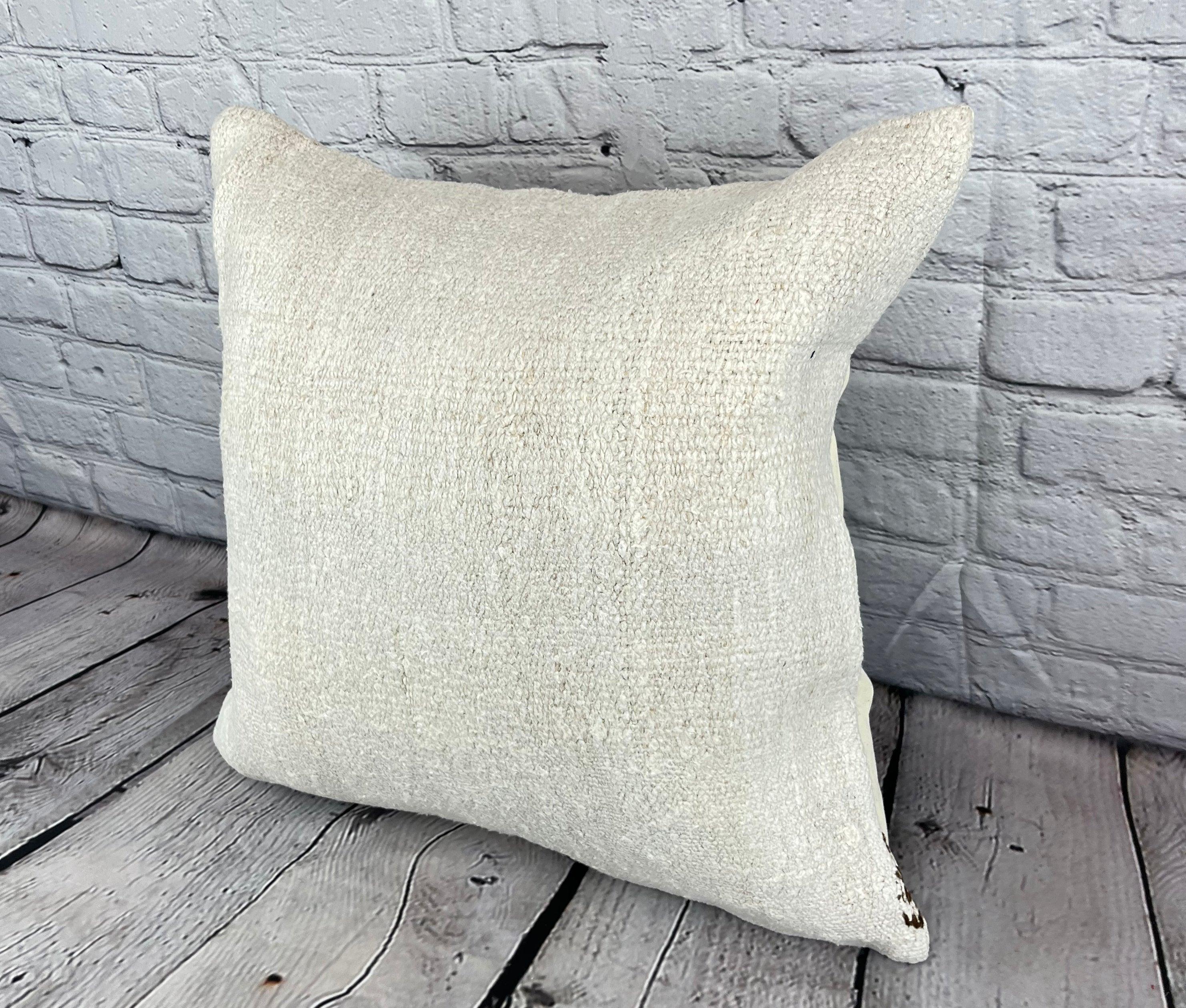 20 x 20 Hemp Pillow Turkish Cushion Natural Grayish White Pillow Cushion Cover #6501 Élevez votre décoration intérieure avec notre Hemp Pillow Turkish Cushion. Cette exquise housse de coussin, méticuleusement tissée à la main, ajoute une touche