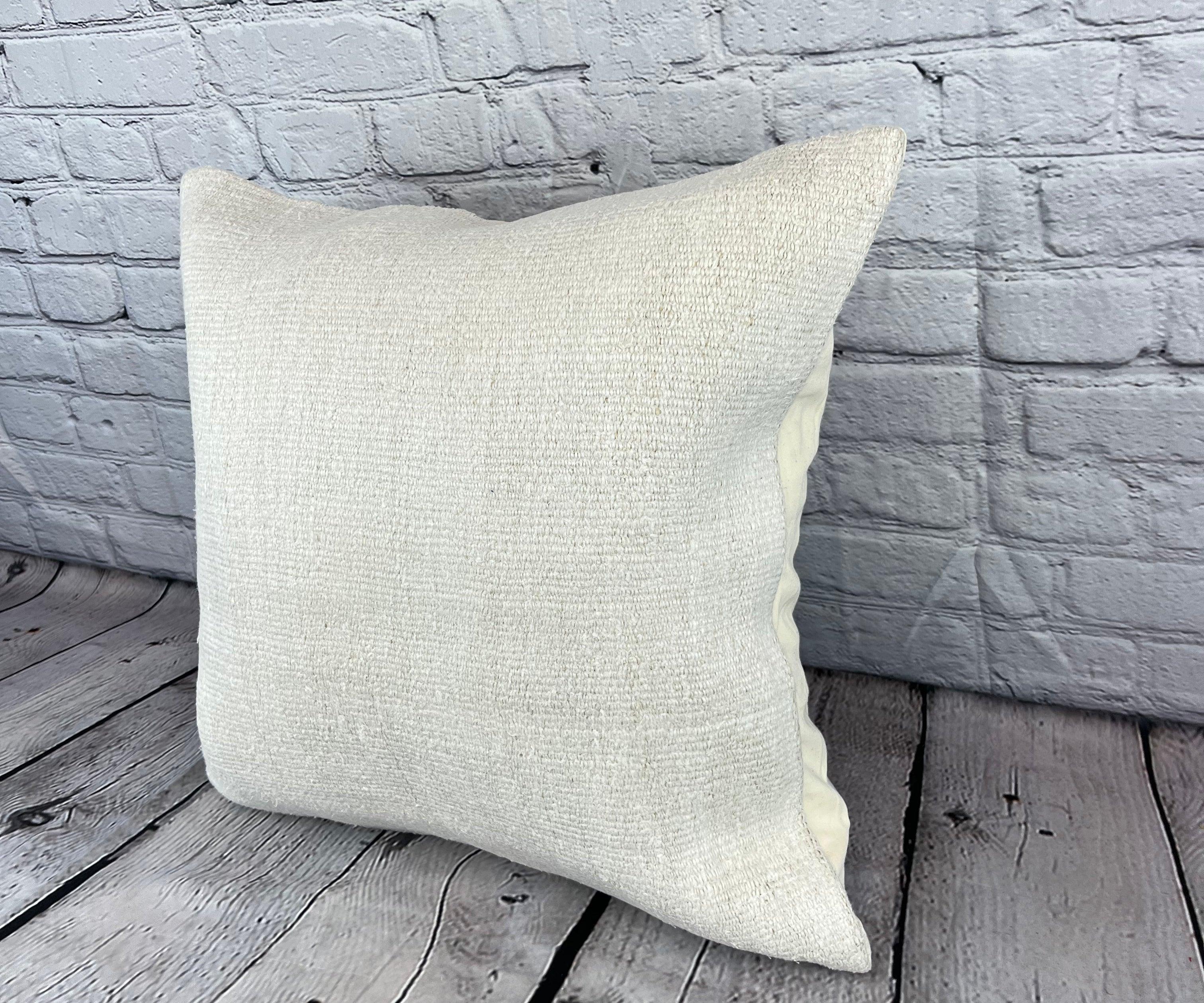 20 x 20 Cojín de Cáñamo Cojín Turco Funda de Cojín Blanco Grisáceo Natural #6502 Eleva la decoración de tu hogar con nuestro Cojín de Cáñamo Cojín Turco. Esta exquisita funda de almohada, meticulosamente tejida a mano, añade un toque de elegancia y