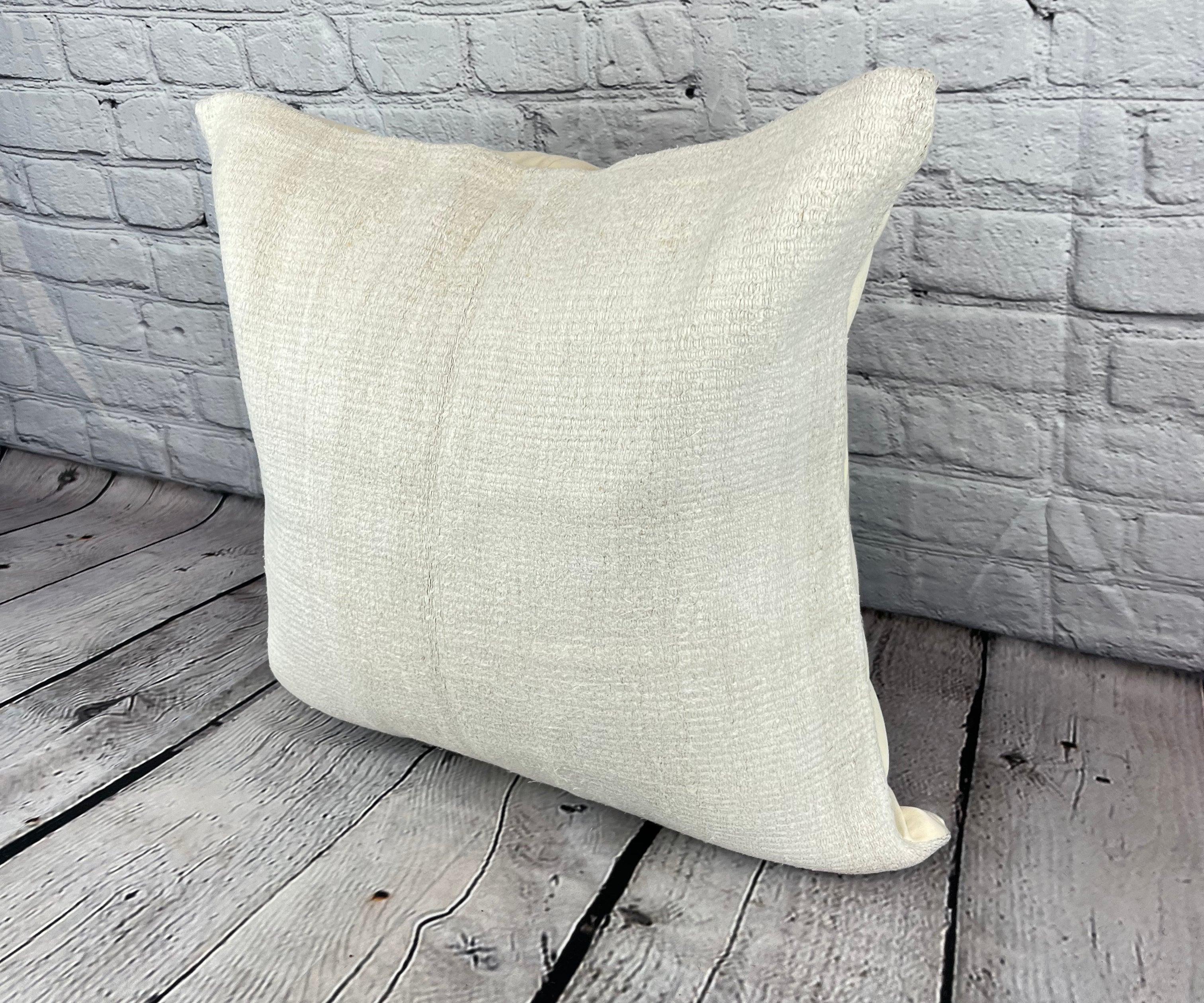 20 x 20 Cuscino in Canapa Cuscino Turco Nature Grigio Bianco Copricuscino #6527 Migliora l'arredamento della tua casa con il nostro Cuscino in Canapa Cuscino Turco. Questo squisito copricuscino, meticolosamente tessuto a mano, aggiunge un tocco di