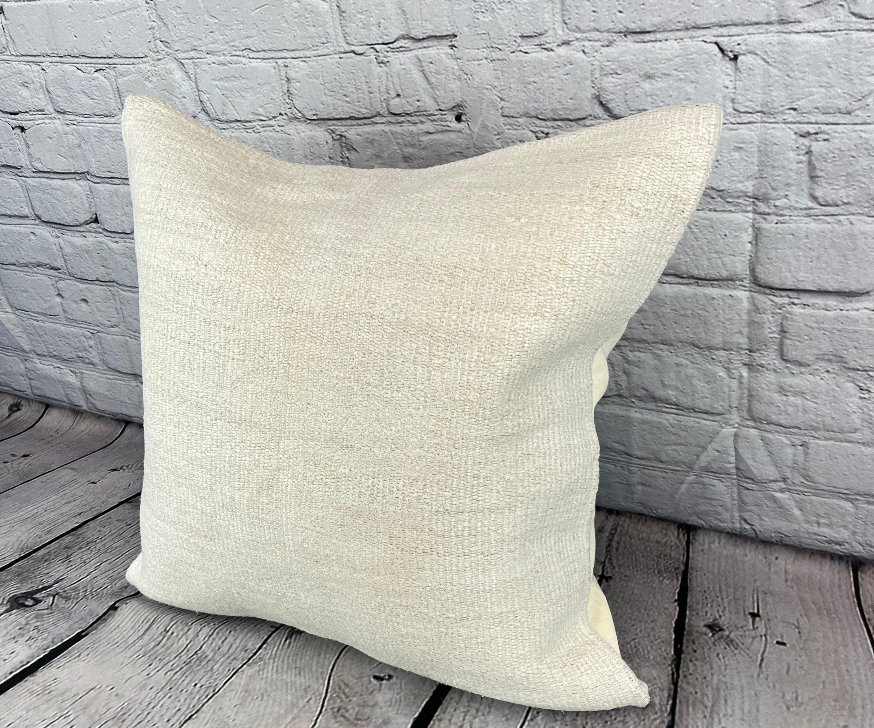 20 x 20 Hemp Pillow Turkish Cushion Natural Grayish White Pillow Cushion Cover #6530 Élevez votre décoration intérieure avec notre Hemp Pillow Turkish Cushion. Cette exquise housse de coussin, méticuleusement tissée à la main, ajoute une touche
