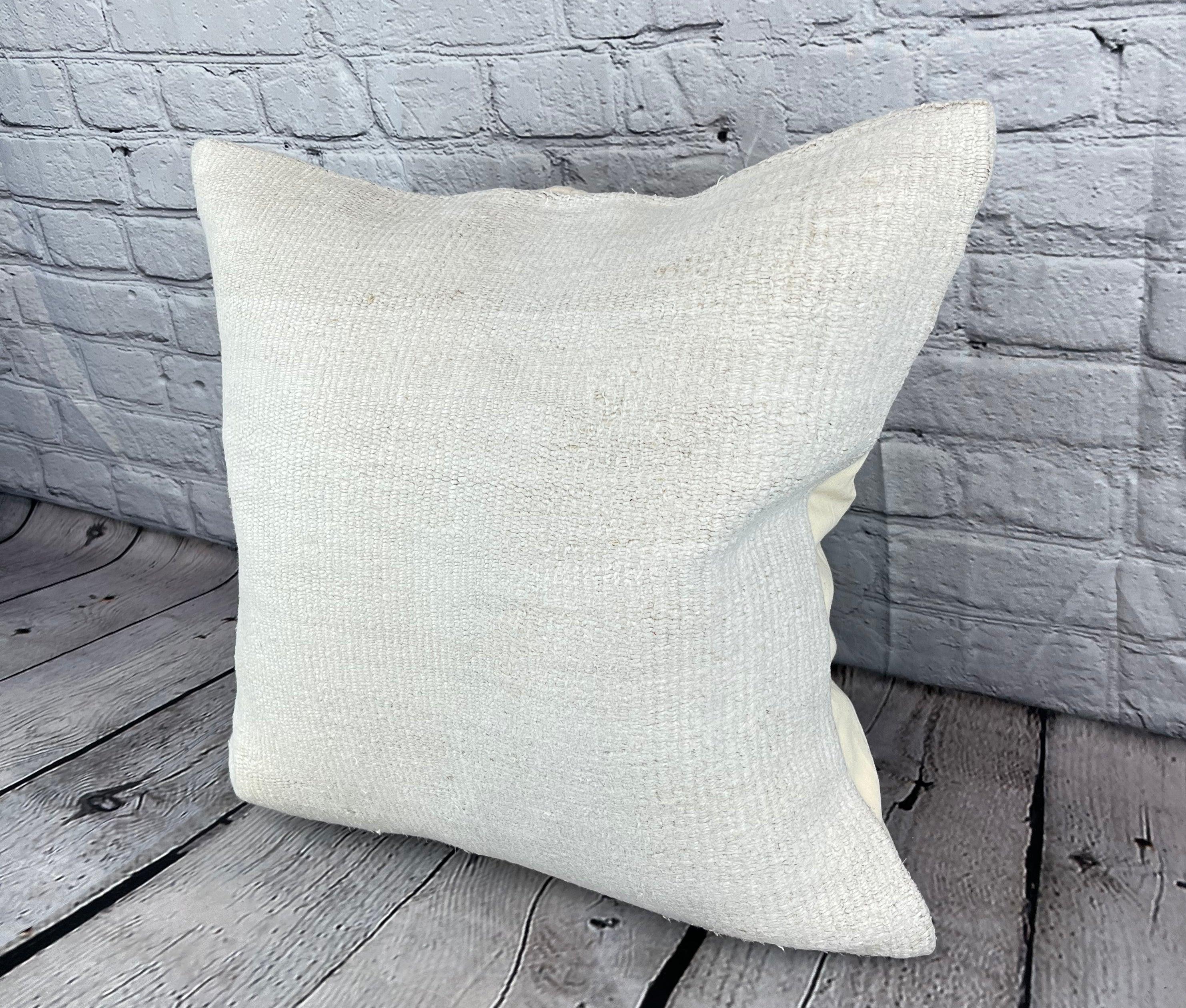 20 x 20 Hemp Pillow Turkish Cushion Natural Grayish White Pillow Cushion Cover #6534 Élevez votre décoration intérieure avec notre Hemp Pillow Turkish Cushion. Cette exquise housse de coussin, méticuleusement tissée à la main, ajoute une touche