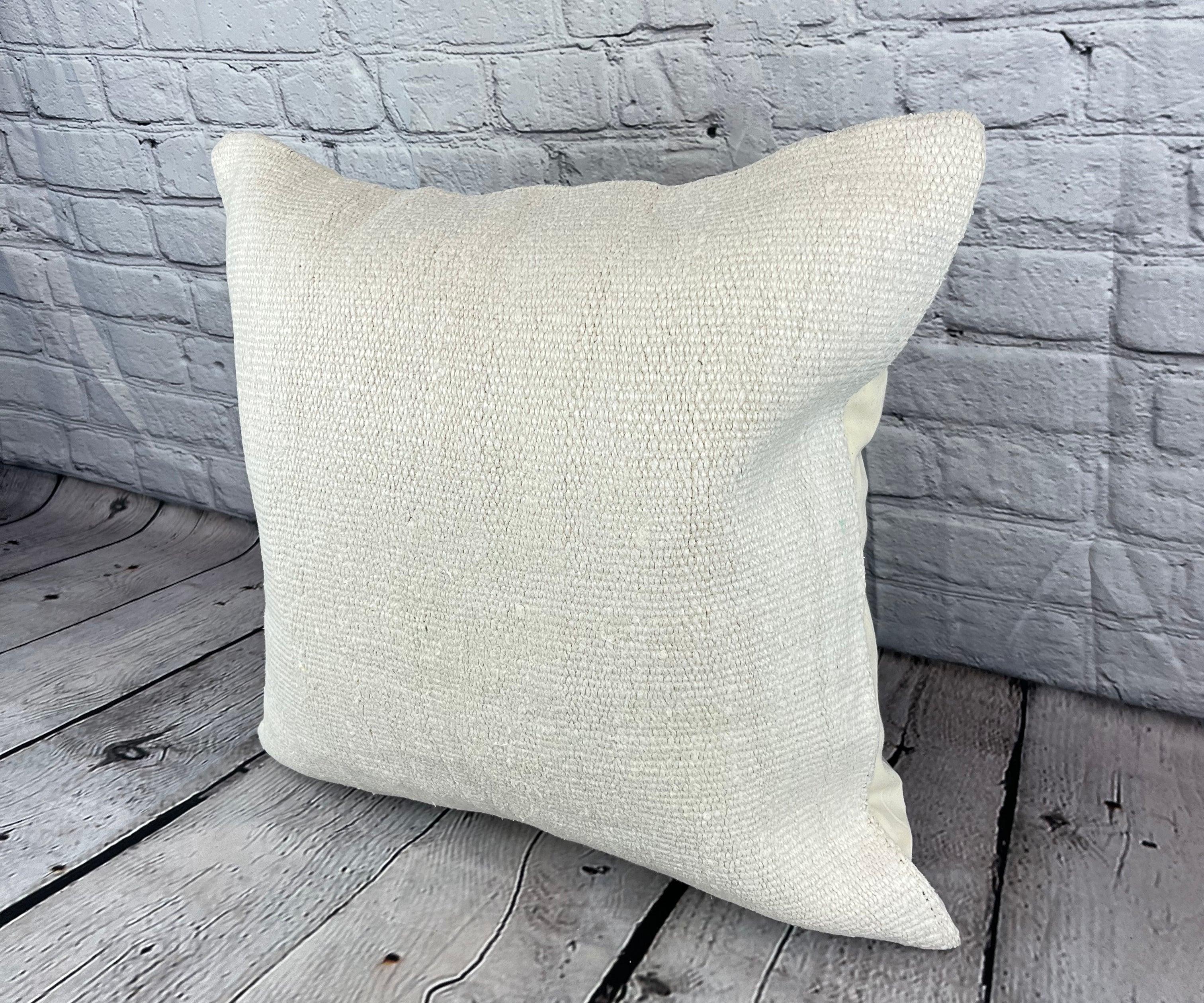 20 x 20 Cuscino in Canapa Cuscino Turco Nature Grigio Bianco Copricuscino #6550 Migliora l'arredamento della tua casa con il nostro Cuscino in Canapa Cuscino Turco. Questo squisito copricuscino, meticolosamente tessuto a mano, aggiunge un tocco di