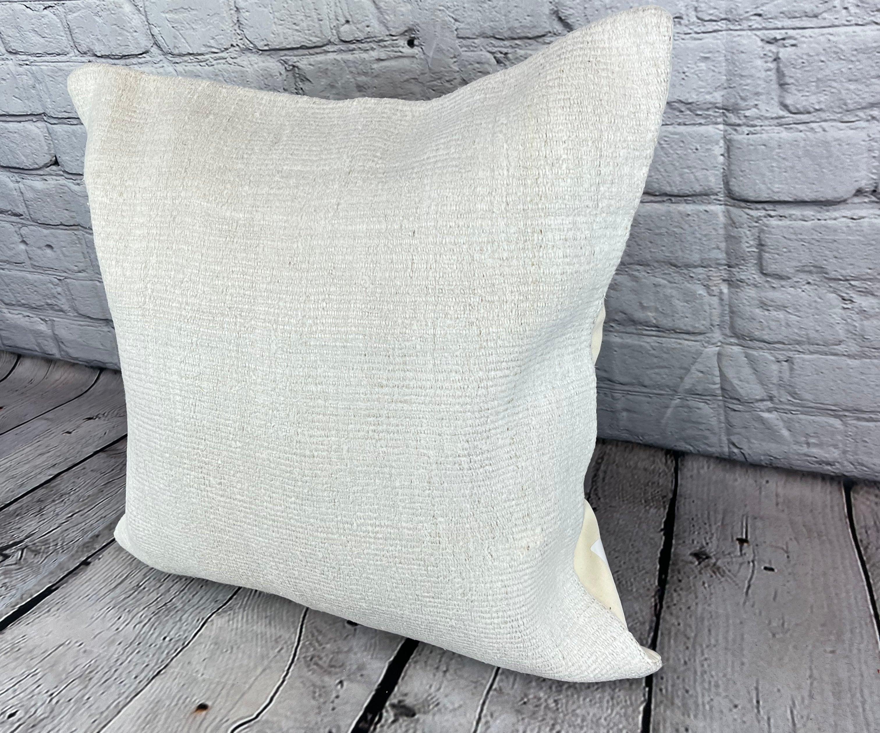 20 x 20 Cuscino in Canapa Cuscino Turco Nature Grigio Bianco Copricuscino #6551 Migliora l'arredamento della tua casa con il nostro Cuscino in Canapa Cuscino Turco. Questo squisito copricuscino, meticolosamente tessuto a mano, aggiunge un tocco di