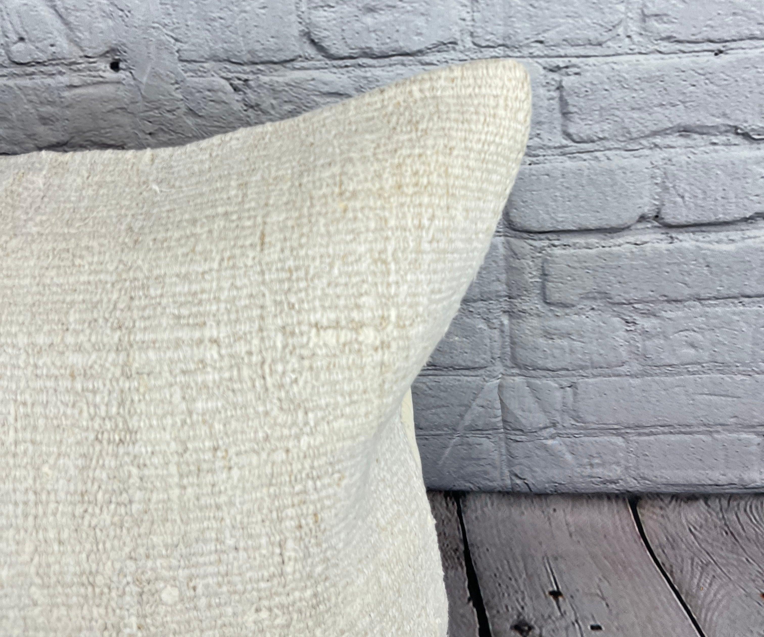 20 x 20 Hemp Türkisches Kissen, natürliches grauweißes Kissen-Kissenbezug #6553 mit natürlichem Saum (Handgeknüpft) im Angebot
