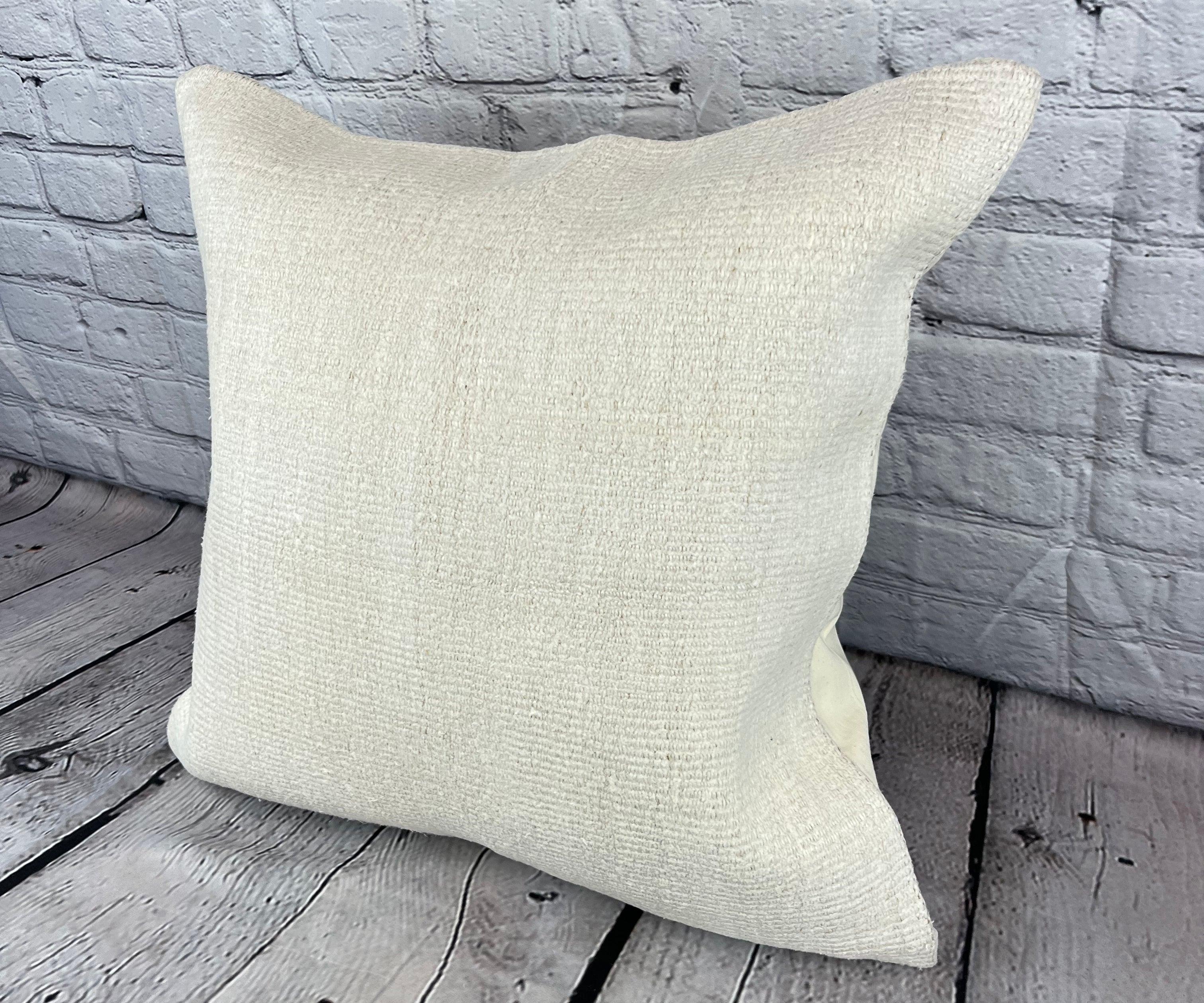 20 x 20 Hemp Pillow Turkish Cushion Natural Grayish White Pillow Cushion Cover #6556 Élevez votre décoration intérieure avec notre Hemp Pillow Turkish Cushion. Cette exquise housse de coussin, méticuleusement tissée à la main, ajoute une touche