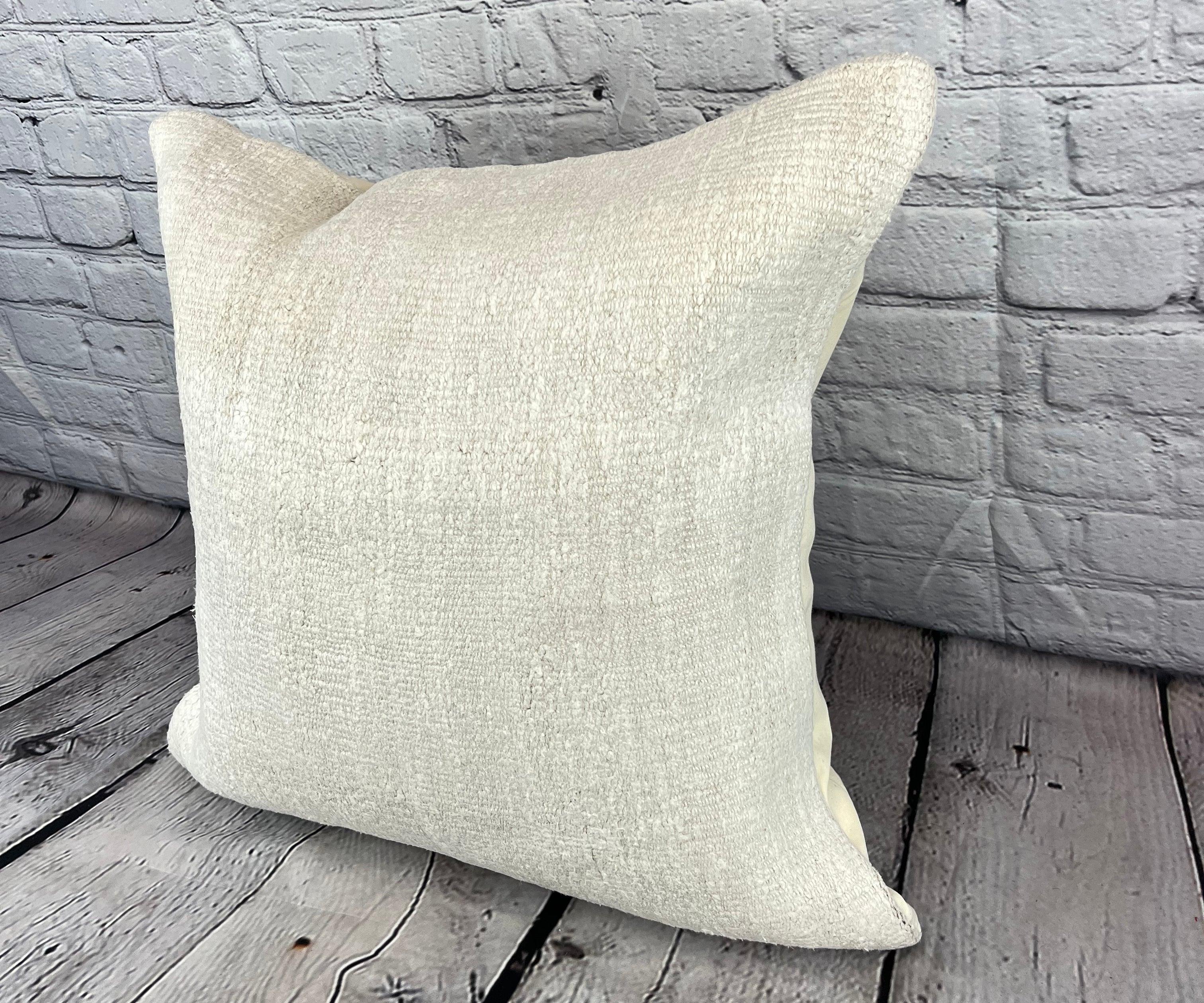 20 x 20 Hemp Pillow Turkish Cushion Natural Grayish White Pillow Cushion Cover #6558 Élevez votre décoration intérieure avec notre Hemp Pillow Turkish Cushion. Cette exquise housse de coussin, méticuleusement tissée à la main, ajoute une touche