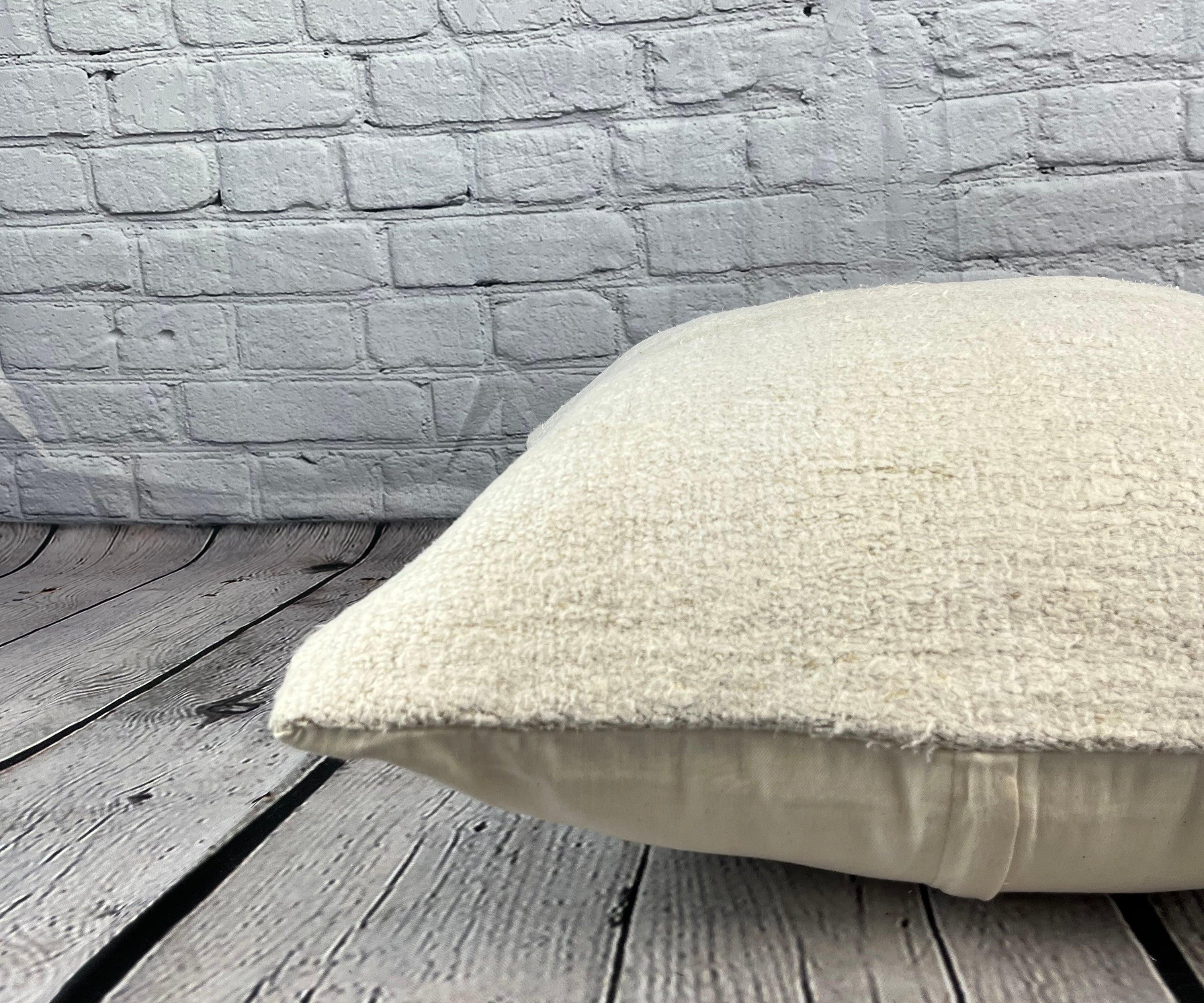 20 x 20 Zoll Türkisches Kissen mit natürlichem grauweißem Kissen-Kissenbezug mit Saum #6560 im Zustand „Neu“ im Angebot in Houston, TX