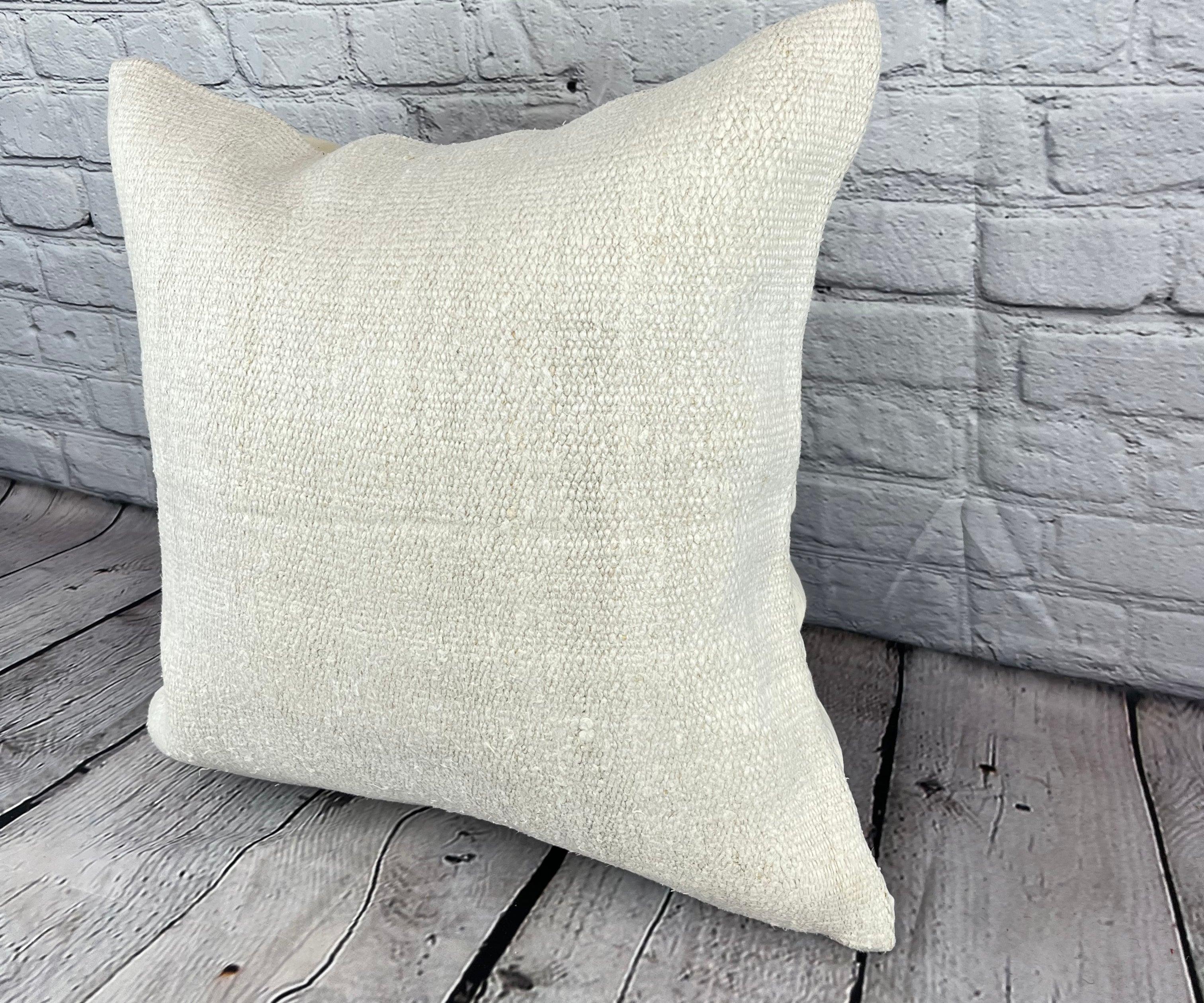 20 x 20 Cojín de Cáñamo Cojín Turco Funda de Cojín Blanco Grisáceo Natural #6565 Eleva la decoración de tu hogar con nuestro Cojín de Cáñamo Cojín Turco. Esta exquisita funda de almohada, meticulosamente tejida a mano, añade un toque de elegancia y
