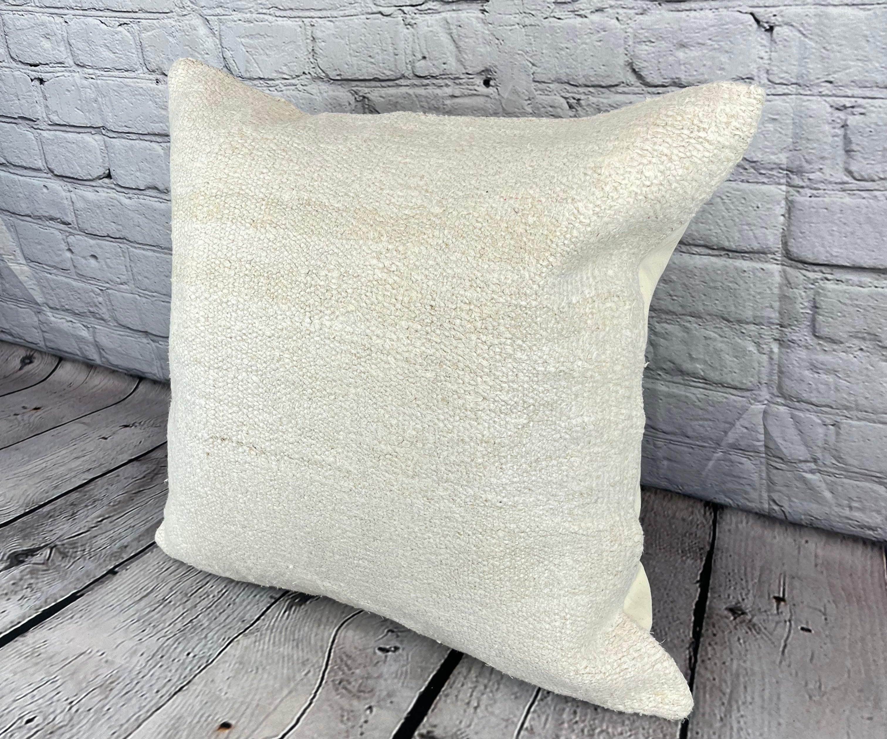 20 x 20 Hemp Pillow Turkish Cushion Natural Grayish White Pillow Cushion Cover #6568 Élevez votre décoration intérieure avec notre Hemp Pillow Turkish Cushion. Cette exquise housse de coussin, méticuleusement tissée à la main, ajoute une touche
