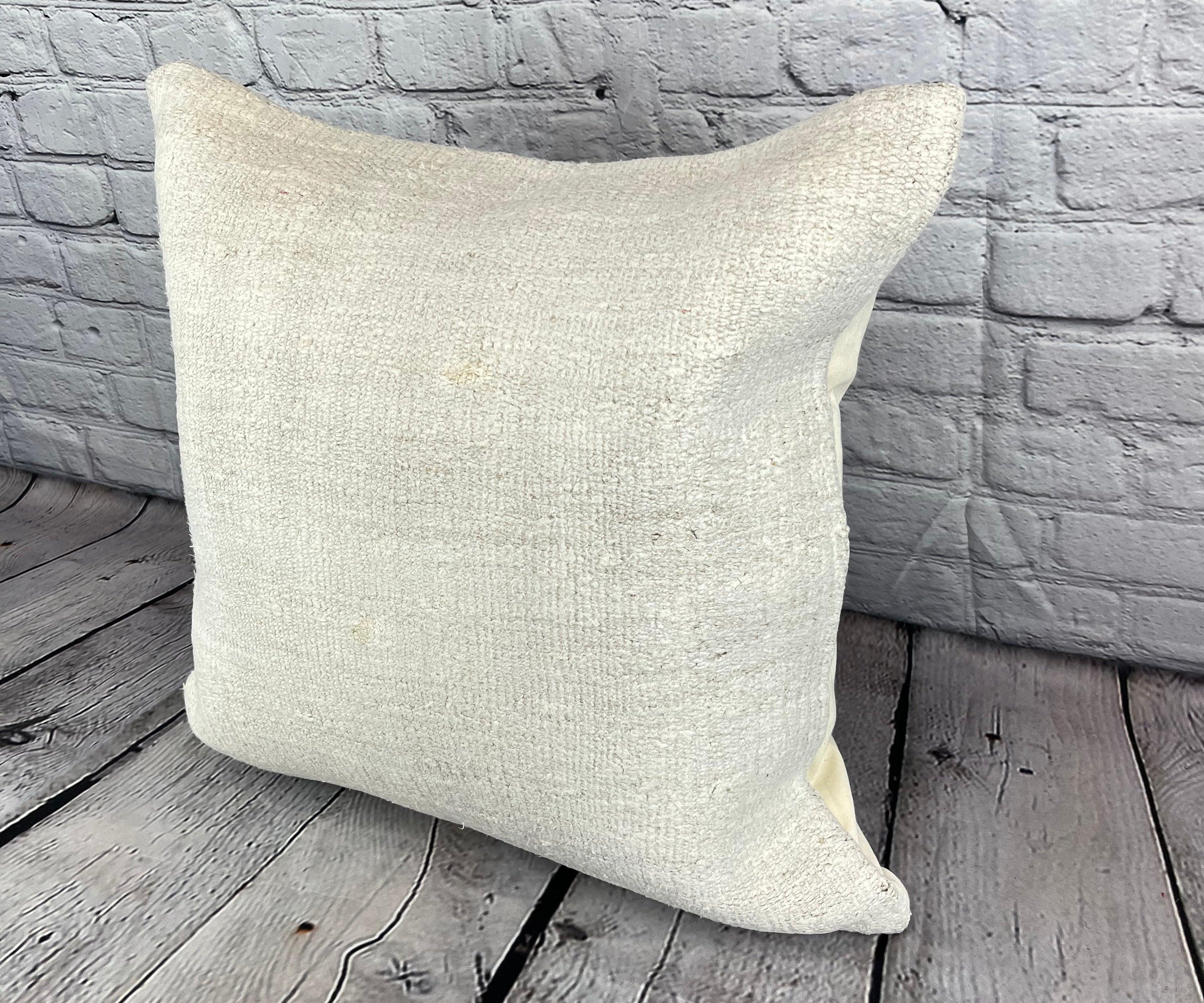 20 x 20 Hemp Pillow Turkish Cushion Natural Grayish White Pillow Cushion Cover #6569 Élevez votre décoration intérieure avec notre Hemp Pillow Turkish Cushion. Cette exquise housse de coussin, méticuleusement tissée à la main, ajoute une touche