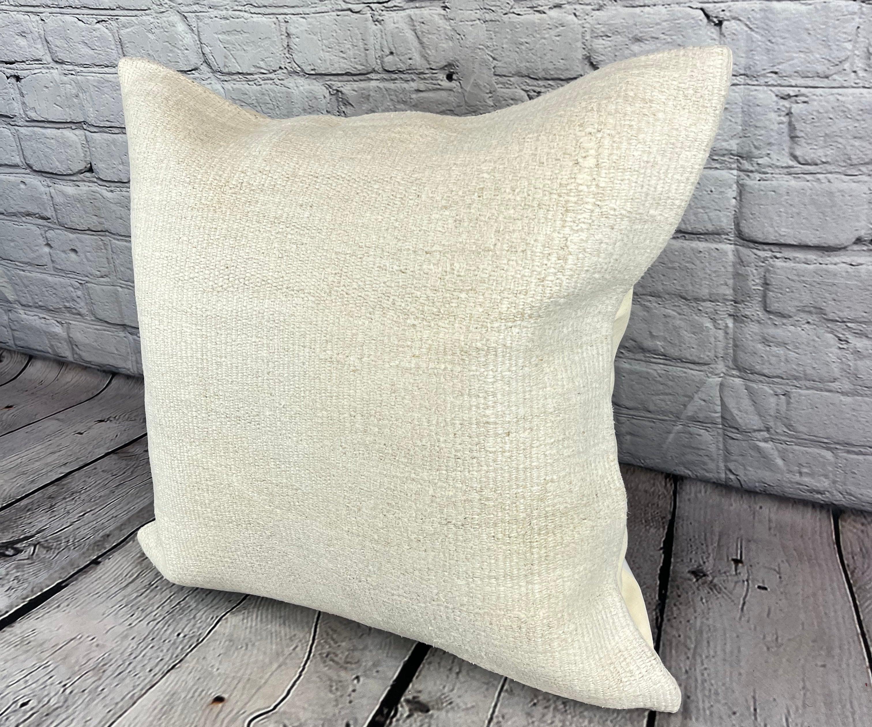 20 x 20 Hemp Pillow Turkish Cushion Natural Grayish White Pillow Cushion Cover #6571 Élevez votre décoration intérieure avec notre Hemp Pillow Turkish Cushion. Cette exquise housse de coussin, méticuleusement tissée à la main, ajoute une touche